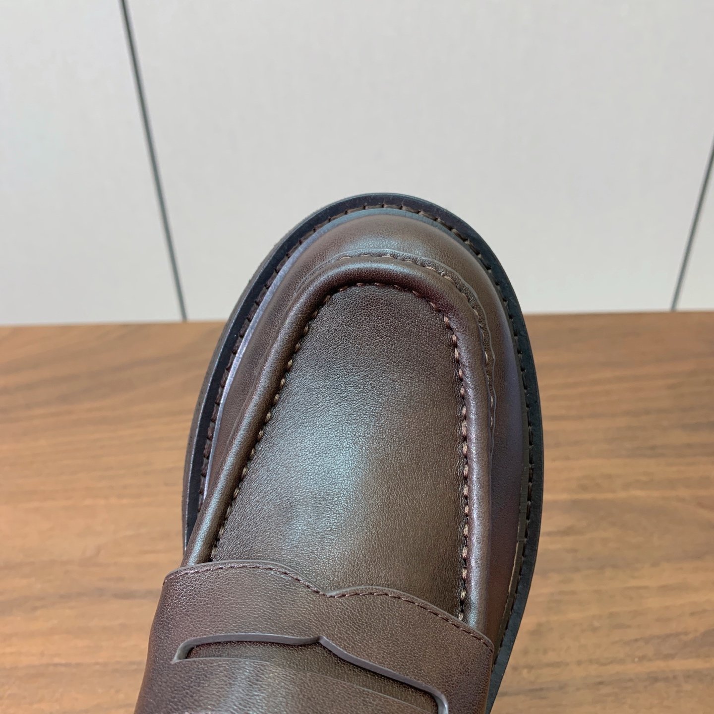 【Prad*】三角金属标厚底方头一脚蹬。众多网红上脚，穿上增高休闲两不失误。 材质：鞋面牛皮，羊皮内里及垫脚。带logo