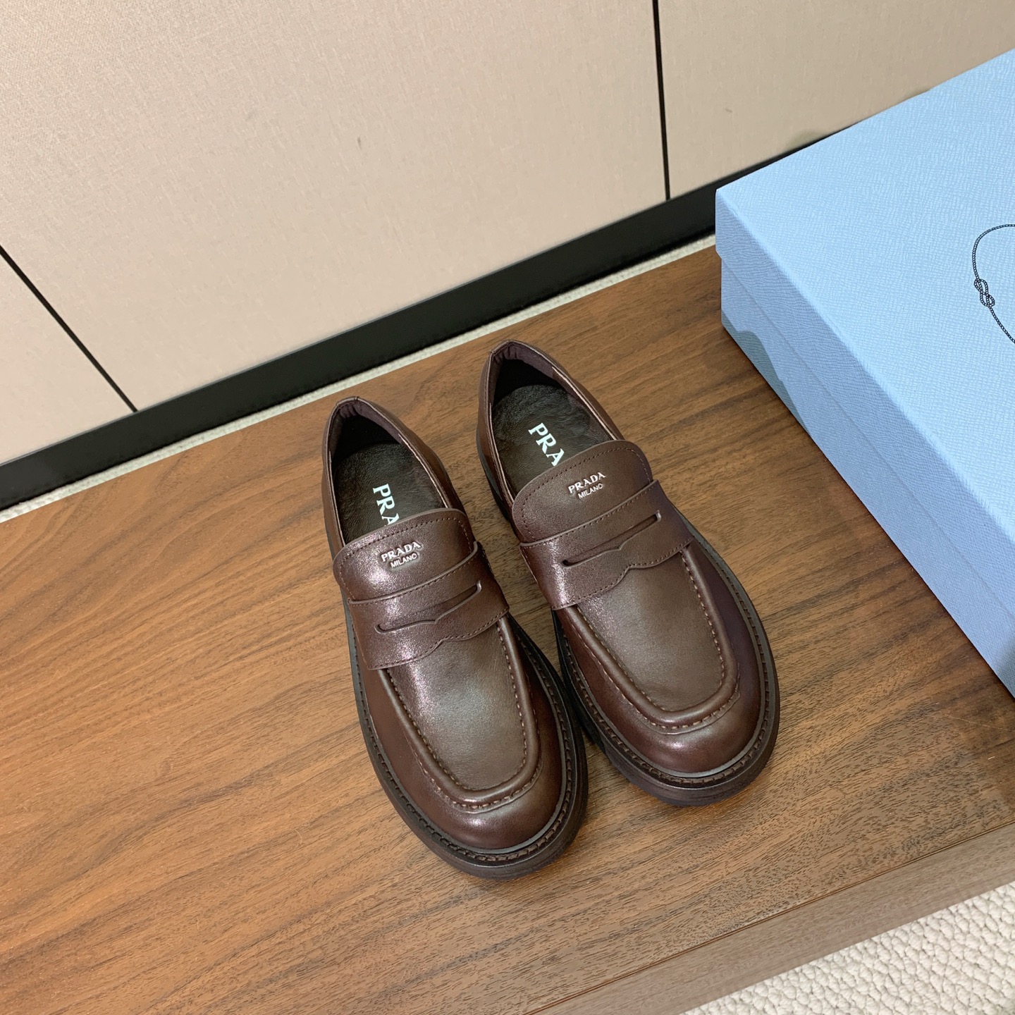 【Prad*】三角金属标厚底方头一脚蹬。众多网红上脚，穿上增高休闲两不失误。 材质：鞋面牛皮，羊皮内里及垫脚。带logo