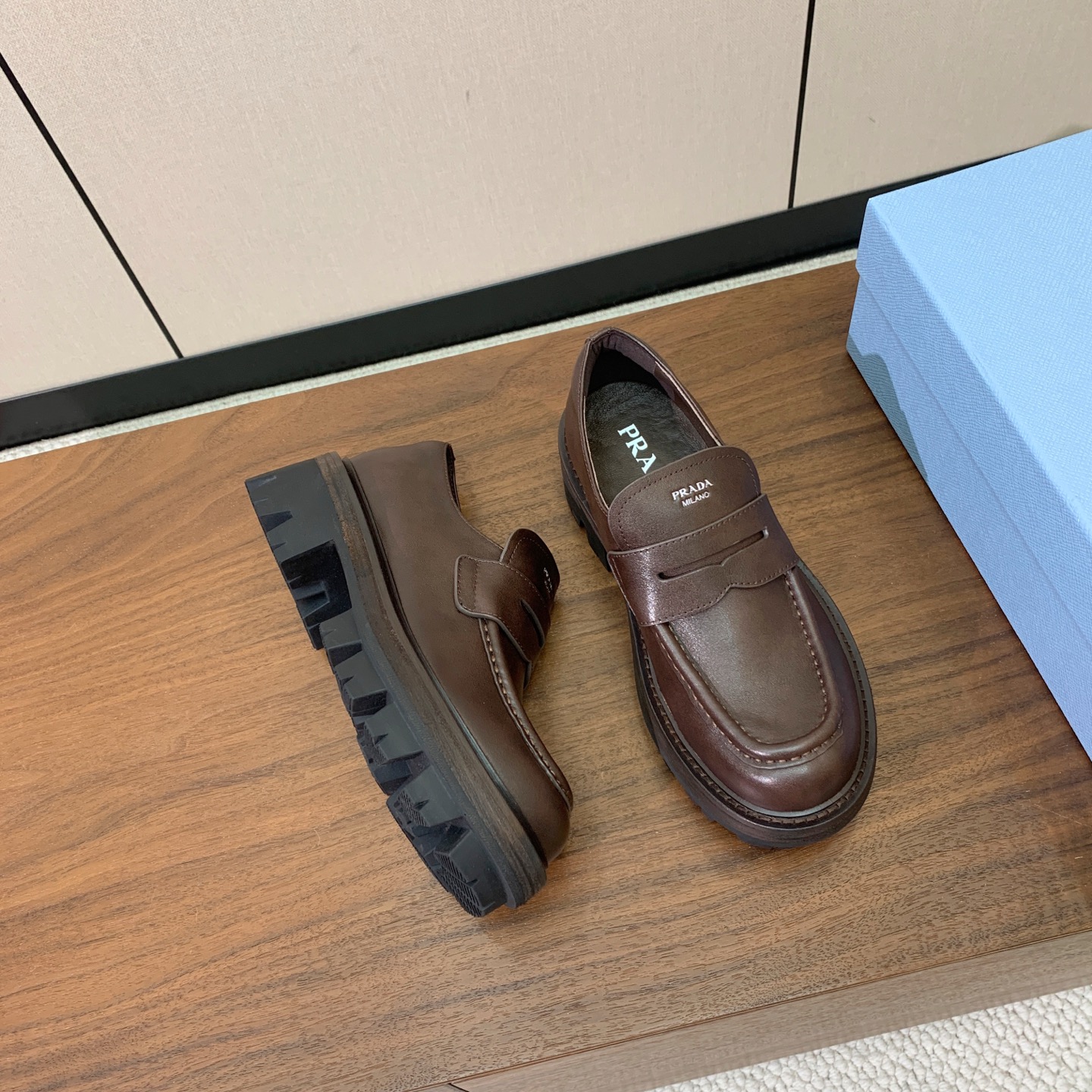 【Prad*】三角金属标厚底方头一脚蹬。众多网红上脚，穿上增高休闲两不失误。 材质：鞋面牛皮，羊皮内里及垫脚。带logo