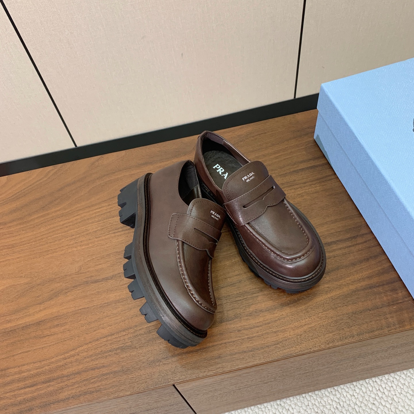 【Prad*】三角金属标厚底方头一脚蹬。众多网红上脚，穿上增高休闲两不失误。 材质：鞋面牛皮，羊皮内里及垫脚。带logo