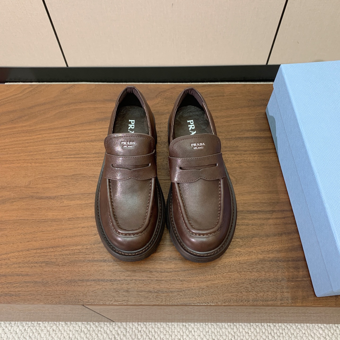 【Prad*】三角金属标厚底方头一脚蹬。众多网红上脚,穿上增高休闲两不失误。 材质:鞋面牛皮,羊皮内里及垫脚。带logo 【Prad*】三角金属标厚底方头一脚蹬。众多网红上脚,穿上增高休闲两不失误。 材质:鞋面牛皮,羊皮内里及垫脚。带logo