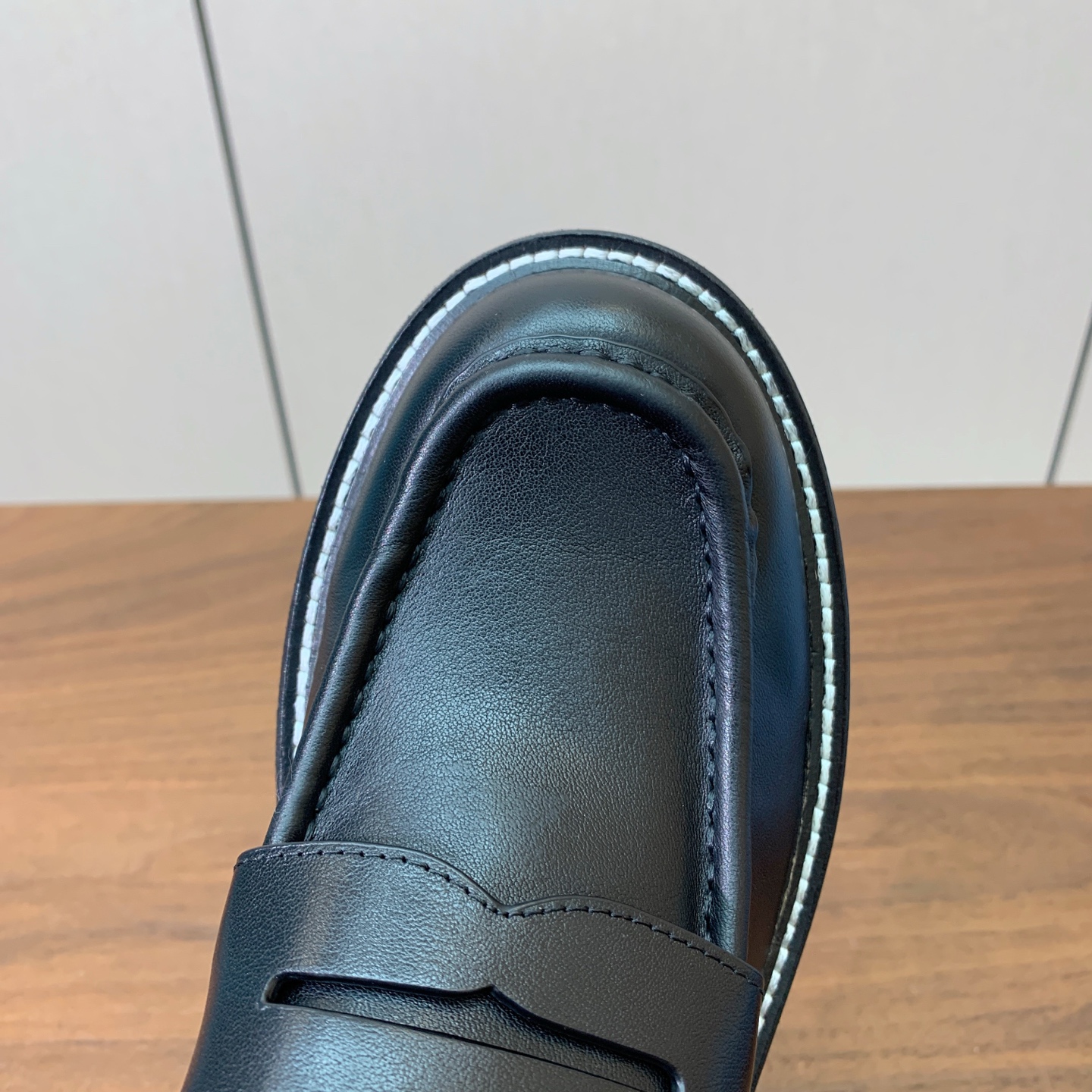 【Prad*】三角金属标厚底方头一脚蹬。众多网红上脚，穿上增高休闲两不失误。 材质：鞋面牛皮，羊皮内里及垫脚。带logo