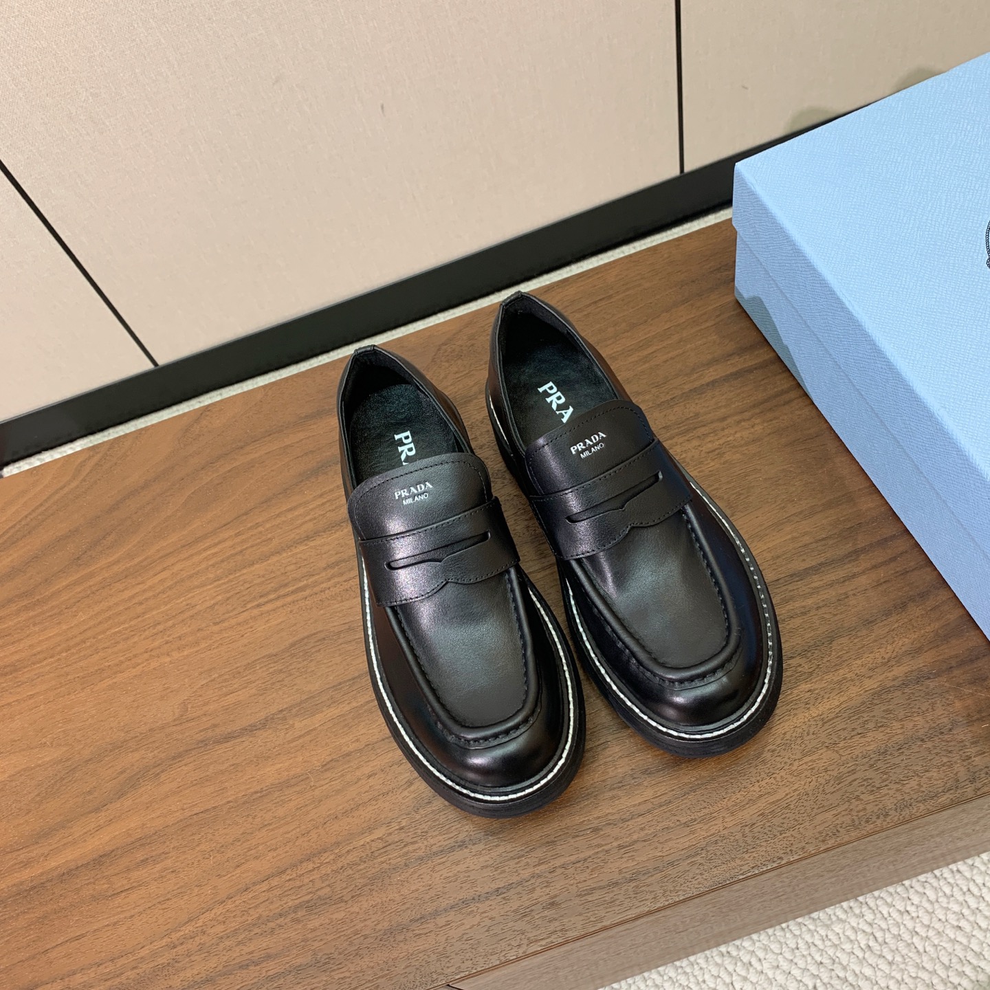 【Prad*】三角金属标厚底方头一脚蹬。众多网红上脚，穿上增高休闲两不失误。 材质：鞋面牛皮，羊皮内里及垫脚。带logo