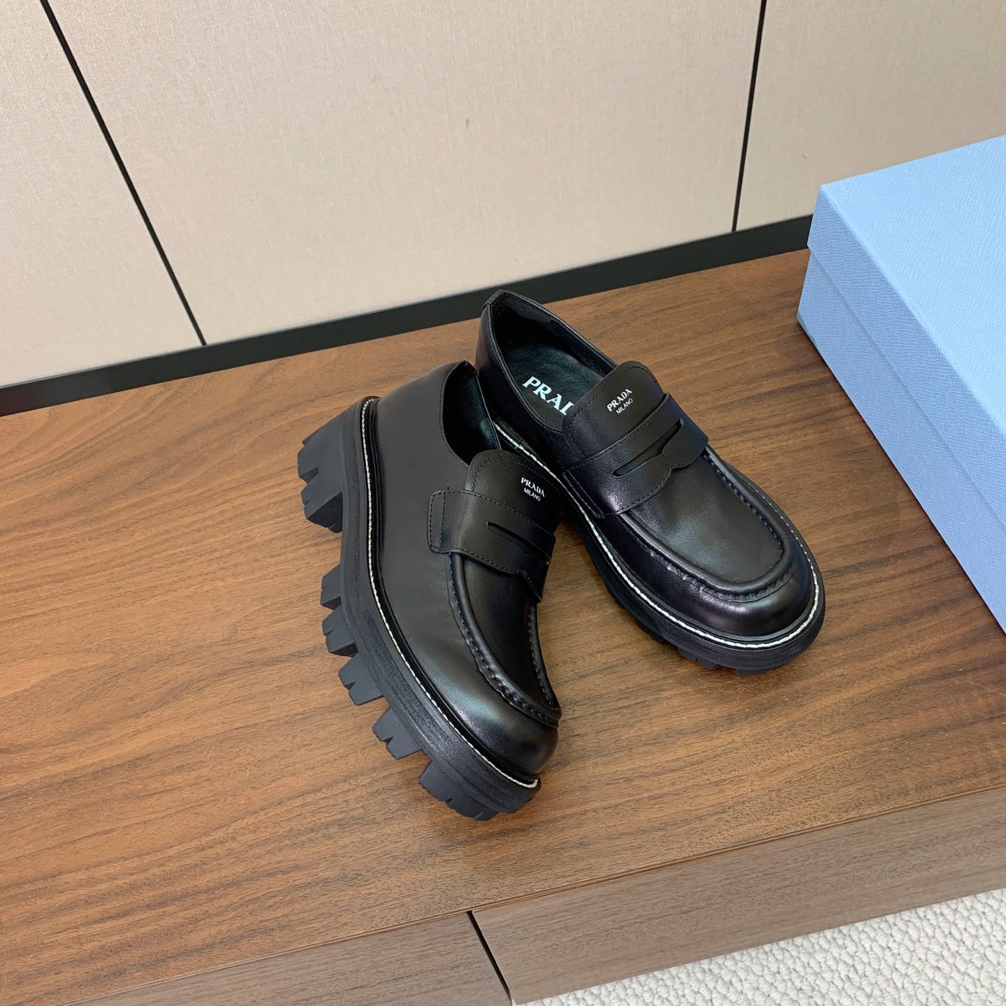 【Prad*】三角金属标厚底方头一脚蹬。众多网红上脚，穿上增高休闲两不失误。 材质：鞋面牛皮，羊皮内里及垫脚。带logo