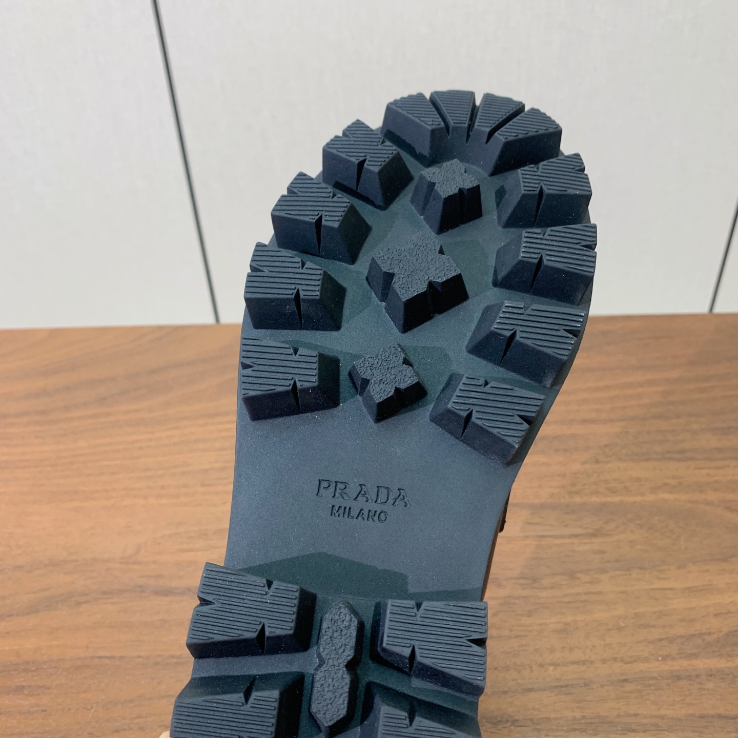 【Prad*】三角金属标厚底方头一脚蹬。众多网红上脚，穿上增高休闲两不失误。 材质：鞋面牛皮，羊皮内里及垫脚。带logo