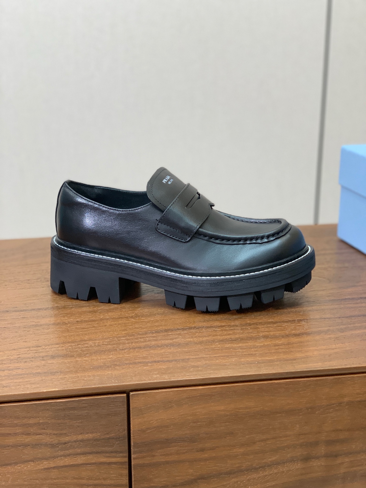 【Prad*】三角金属标厚底方头一脚蹬。众多网红上脚，穿上增高休闲两不失误。 材质：鞋面牛皮，羊皮内里及垫脚。带logo
