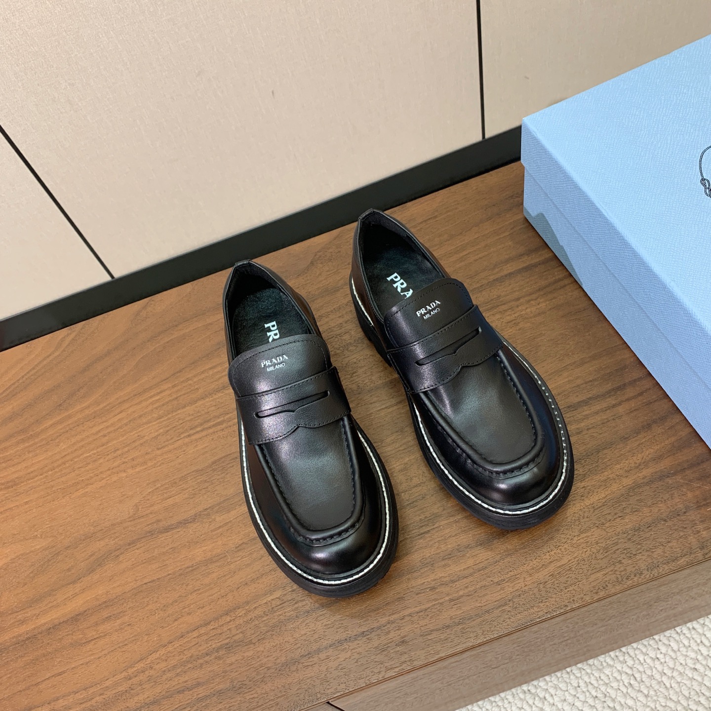 【Prad*】三角金属标厚底方头一脚蹬。众多网红上脚，穿上增高休闲两不失误。 材质：鞋面牛皮，羊皮内里及垫脚。带logo