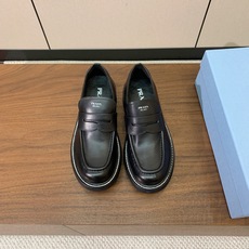 【Prad*】三角金属标厚底方头一脚蹬。众多网红上脚,穿上增高休闲两不失误。 材质:鞋面牛皮,羊皮内里及垫脚。带logo 【Prad*】三角金属标厚底方头一脚蹬。众多网红上脚,穿上增高休闲两不失误。 材质:鞋面牛皮,羊皮内里及垫脚。带logo