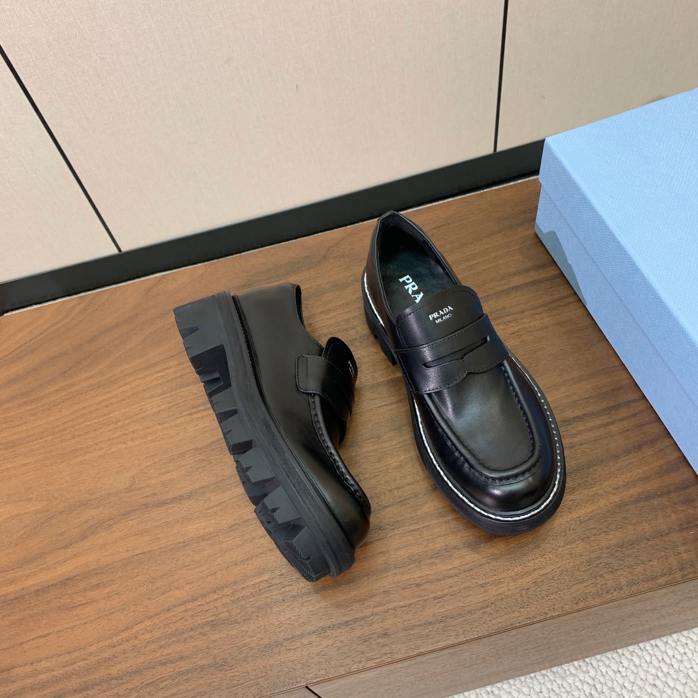 【Prad*】三角金属标厚底方头一脚蹬。众多网红上脚，穿上增高休闲两不失误。 材质：鞋面牛皮，羊皮内里及垫脚。带logo