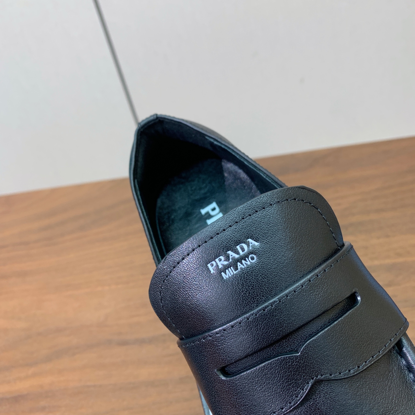 【Prad*】三角金属标厚底方头一脚蹬。众多网红上脚，穿上增高休闲两不失误。 材质：鞋面牛皮，羊皮内里及垫脚。带logo