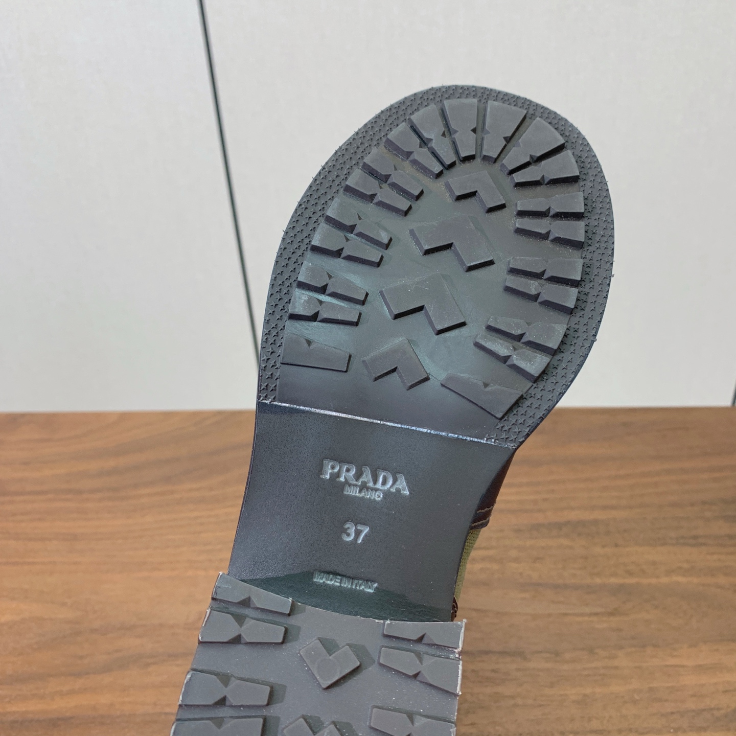 【Prad*】高版本帆布拼接牛皮短靴。随性褶皱靴筒，侧边搭扣细节满满，松弛的工装复古感直接拉满。鞋面牛皮拼接帆布，羊皮垫