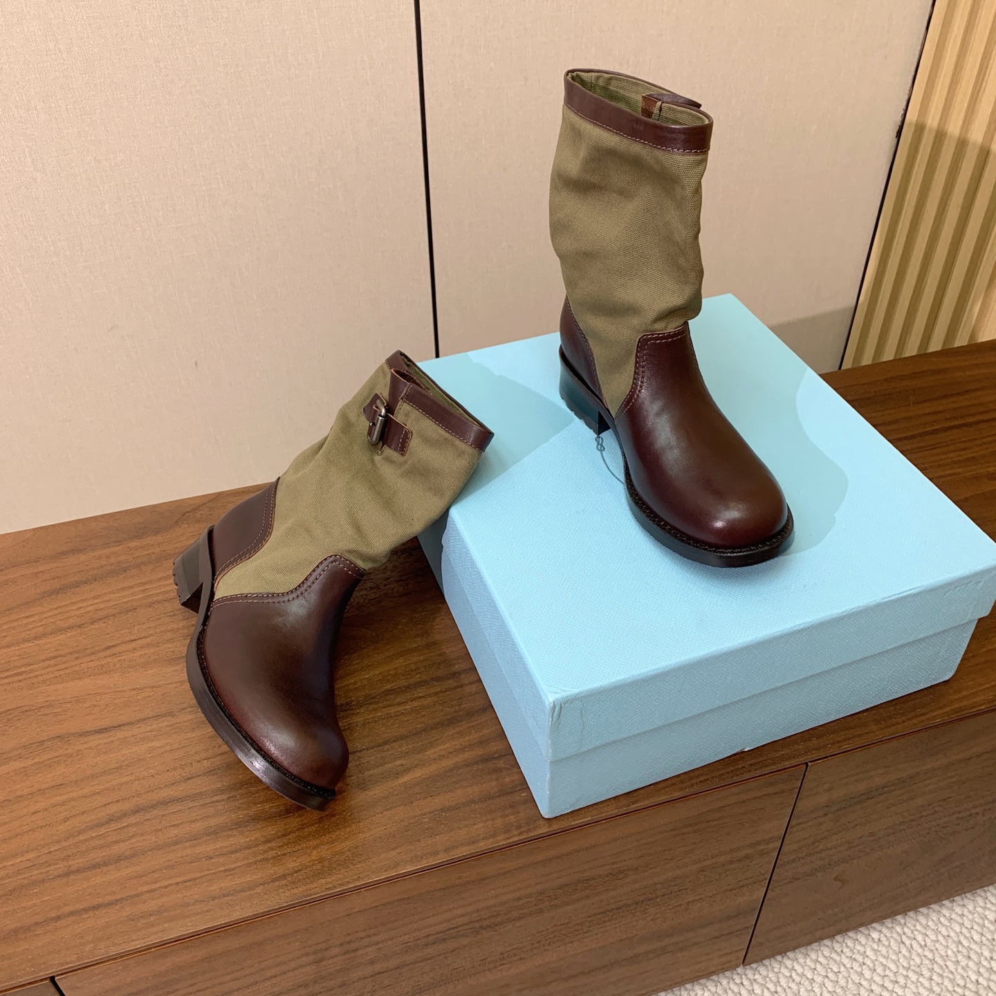 【Prad*】高版本帆布拼接牛皮短靴。随性褶皱靴筒，侧边搭扣细节满满，松弛的工装复古感直接拉满。鞋面牛皮拼接帆布，羊皮垫