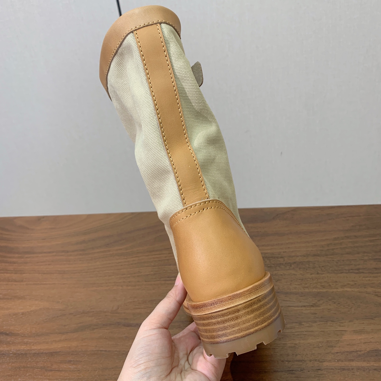 【Prad*】高版本帆布拼接牛皮短靴。随性褶皱靴筒，侧边搭扣细节满满，松弛的工装复古感直接拉满。鞋面牛皮拼接帆布，羊皮垫