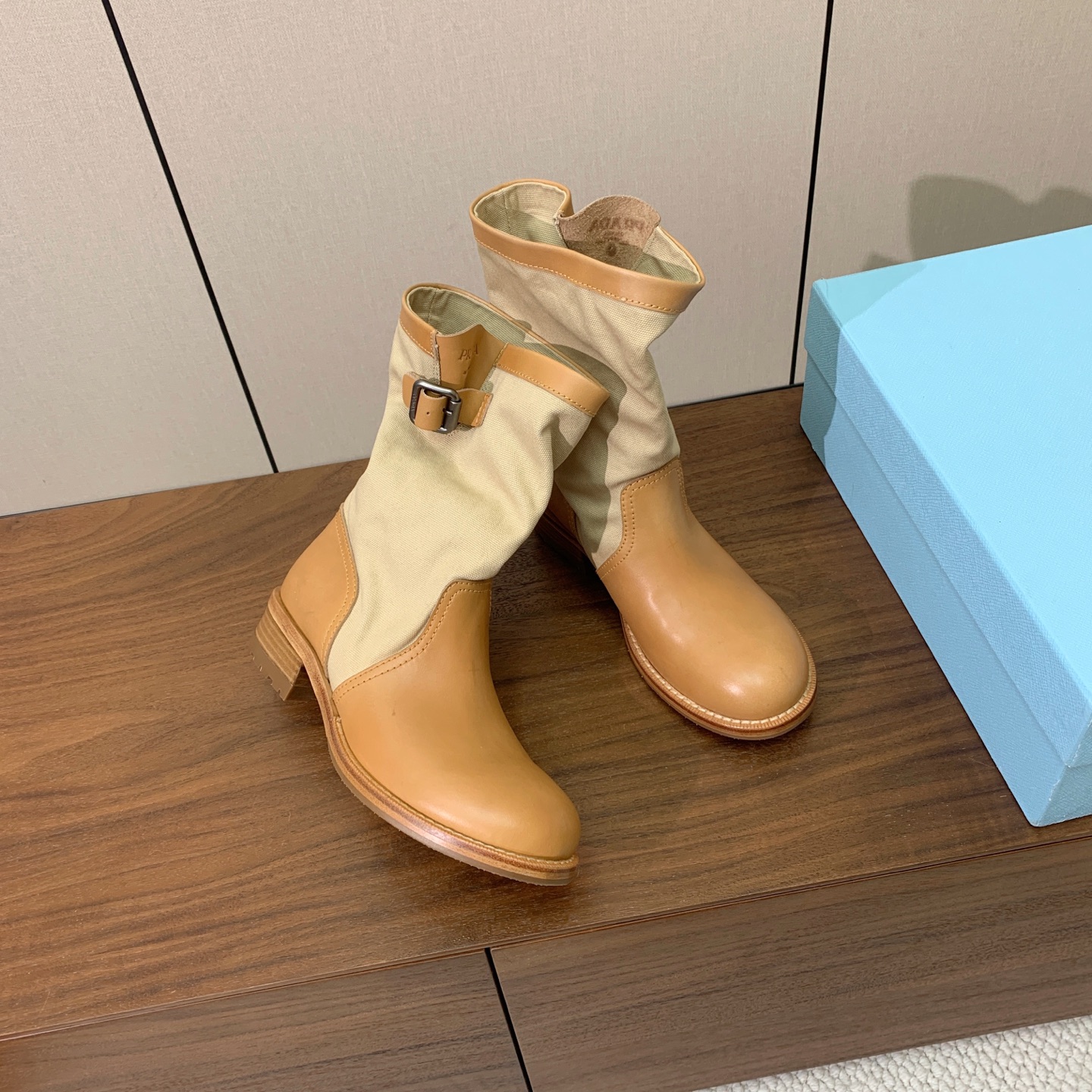 【Prad*】高版本帆布拼接牛皮短靴。随性褶皱靴筒，侧边搭扣细节满满，松弛的工装复古感直接拉满。鞋面牛皮拼接帆布，羊皮垫