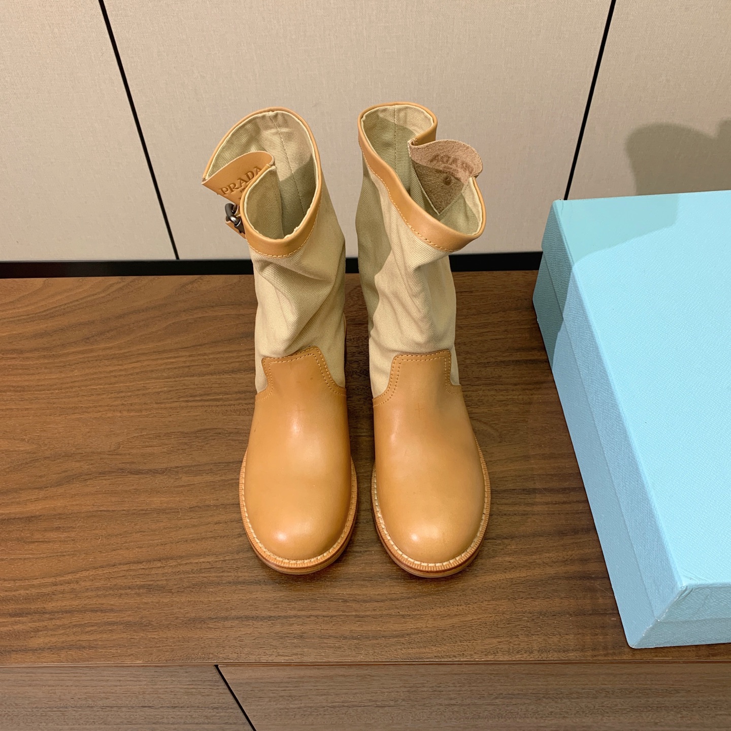 【Prad*】高版本帆布拼接牛皮短靴。随性褶皱靴筒，侧边搭扣细节满满，松弛的工装复古感直接拉满。鞋面牛皮拼接帆布，羊皮垫