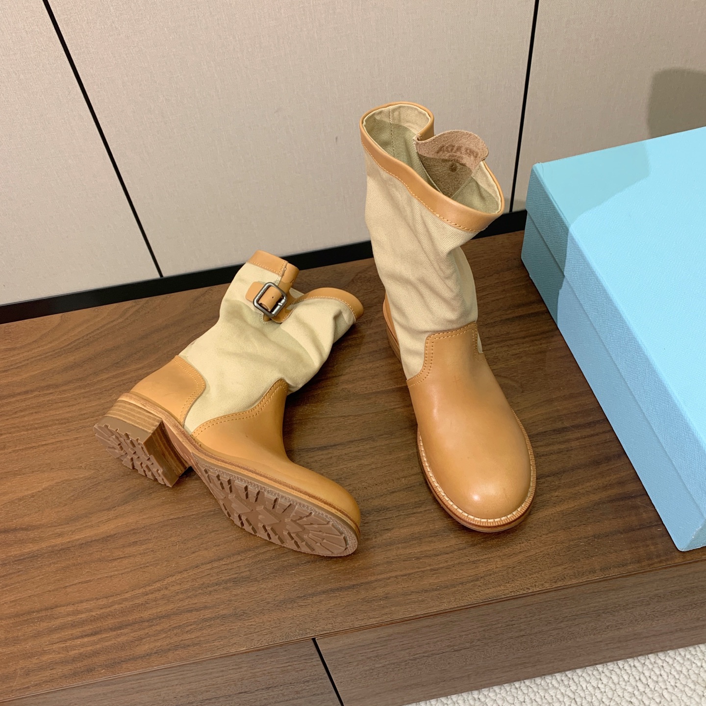 【Prad*】高版本帆布拼接牛皮短靴。随性褶皱靴筒，侧边搭扣细节满满，松弛的工装复古感直接拉满。鞋面牛皮拼接帆布，羊皮垫