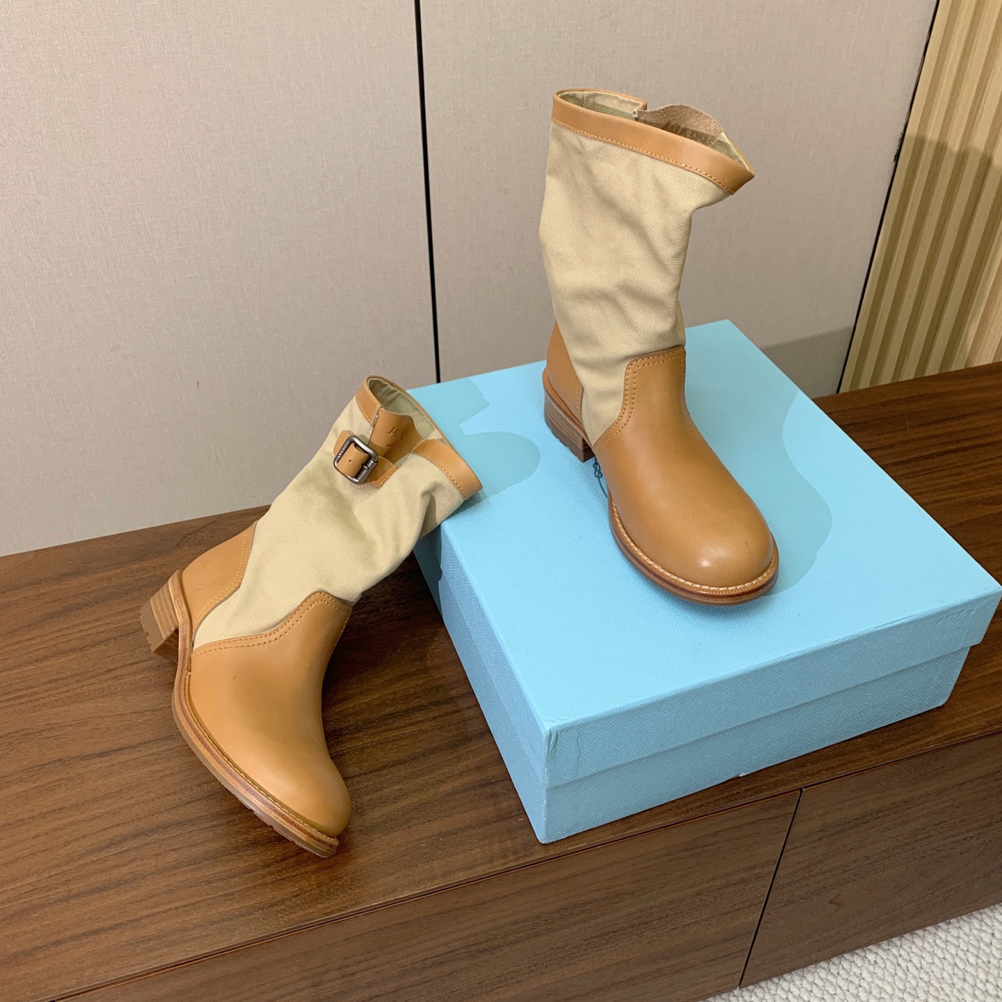 【Prad*】高版本帆布拼接牛皮短靴。随性褶皱靴筒，侧边搭扣细节满满，松弛的工装复古感直接拉满。鞋面牛皮拼接帆布，羊皮垫