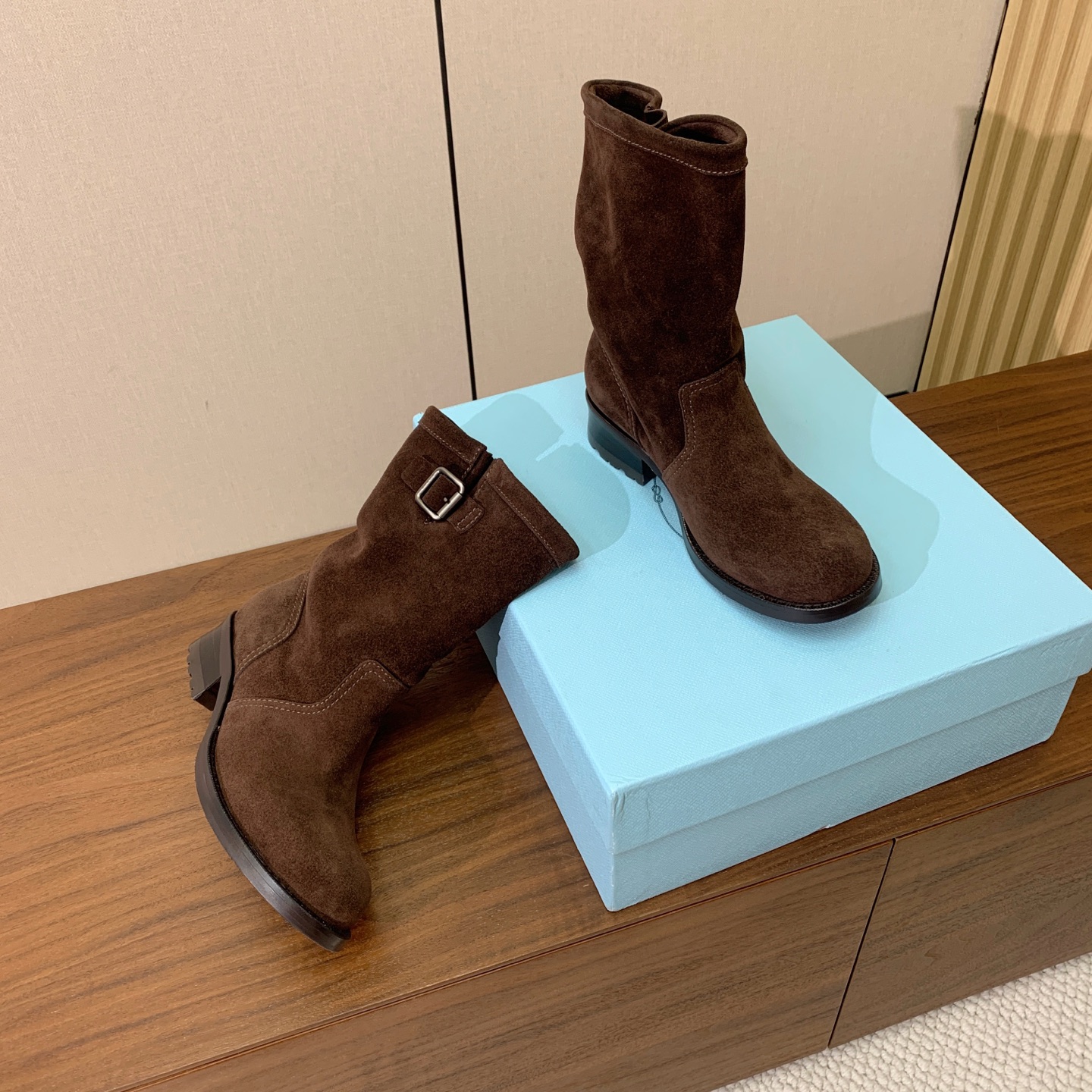 【Prad*】高版本复古西部短靴。随性褶皱靴筒，侧边搭扣细节满满，松弛的工装复古感直接拉满。鞋面牛反绒、牛皮。羊皮垫脚。
