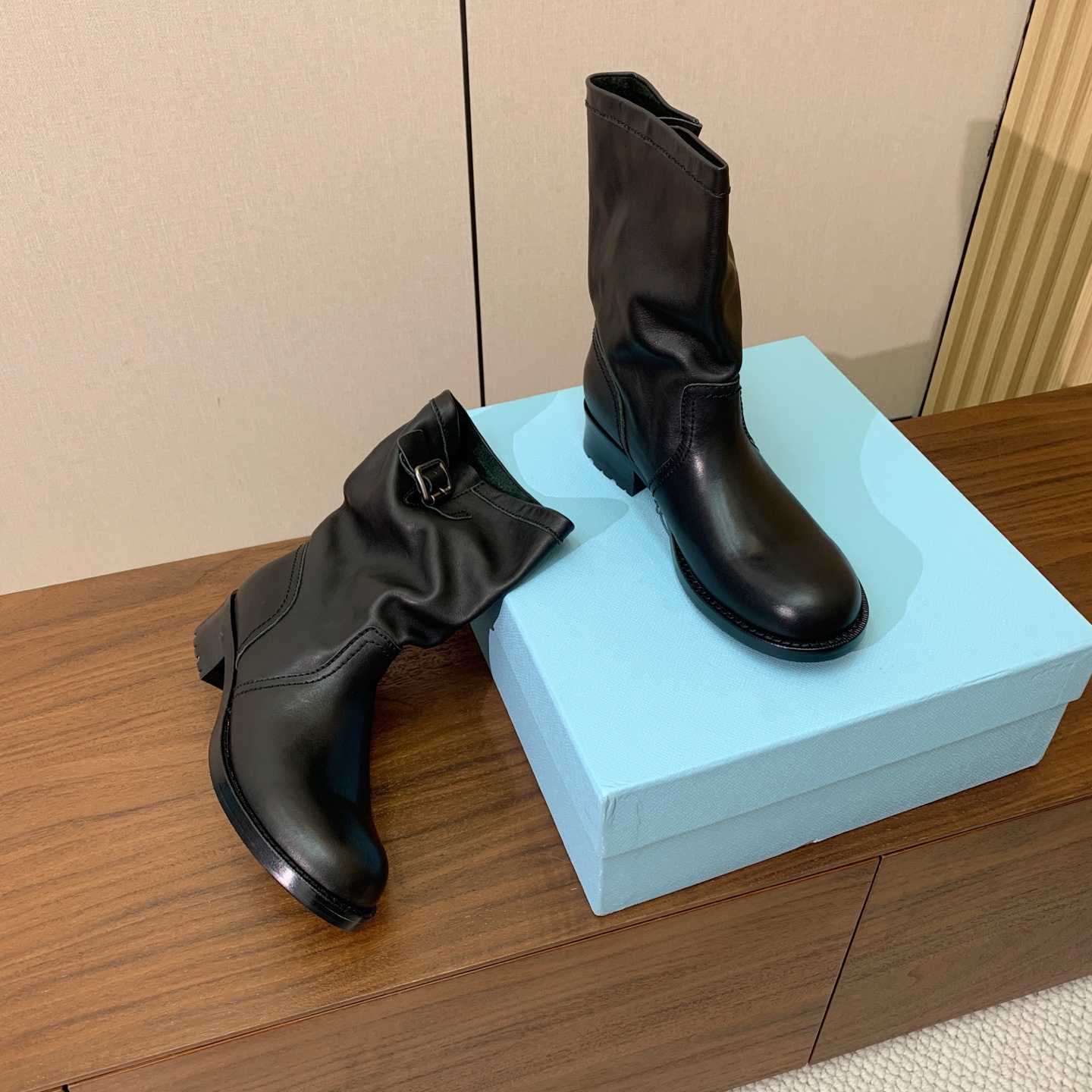 【Prad*】高版本复古西部短靴。随性褶皱靴筒，侧边搭扣细节满满，松弛的工装复古感直接拉满。鞋面牛反绒、牛皮。羊皮垫脚。