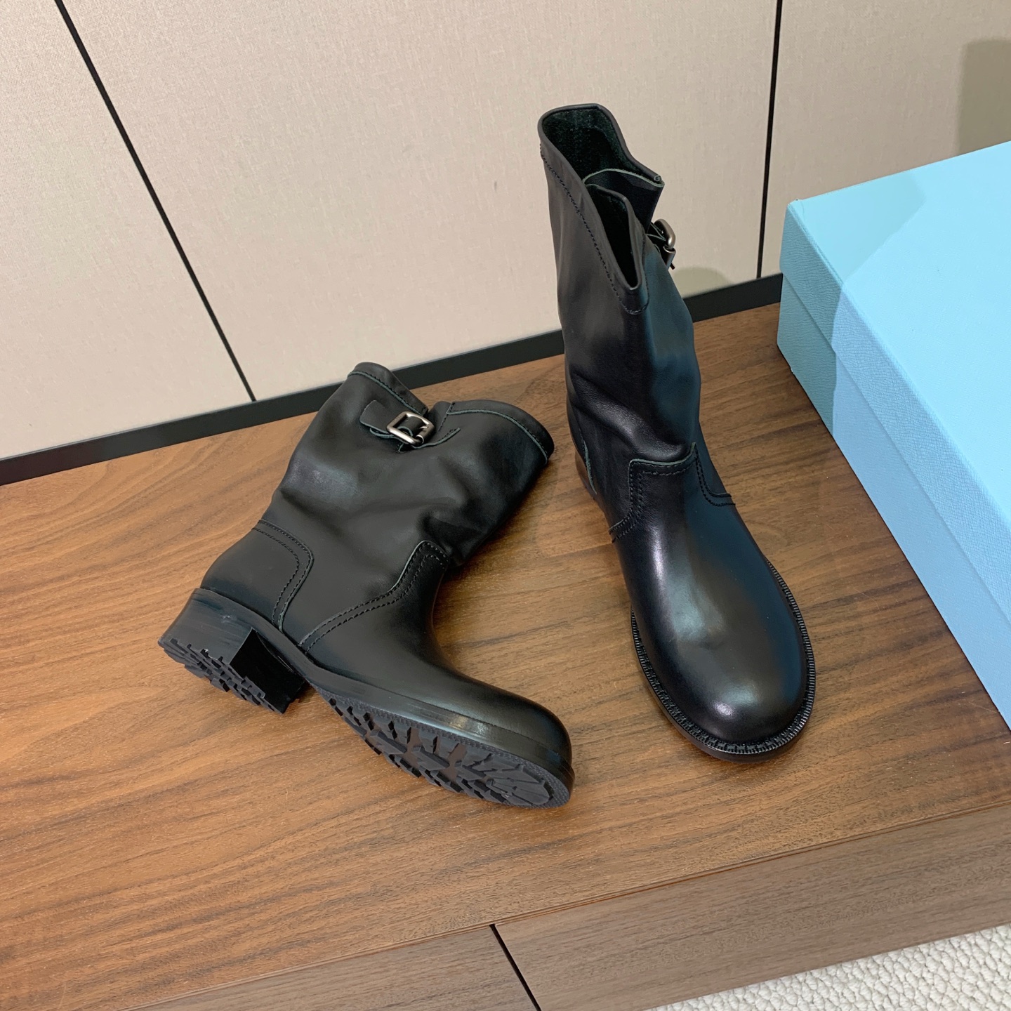 【Prad*】高版本复古西部短靴。随性褶皱靴筒，侧边搭扣细节满满，松弛的工装复古感直接拉满。鞋面牛反绒、牛皮。羊皮垫脚。