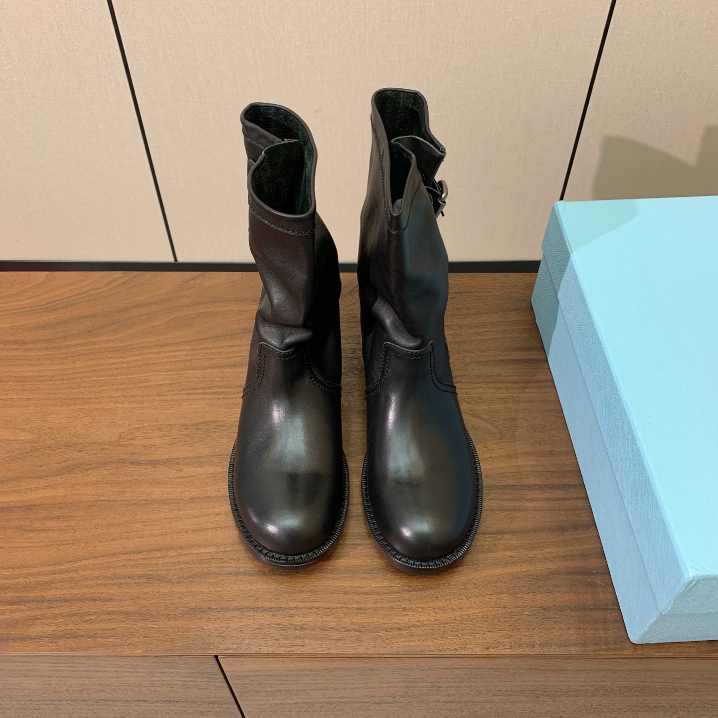 【Prad*】高版本复古西部短靴。随性褶皱靴筒，侧边搭扣细节满满，松弛的工装复古感直接拉满。鞋面牛反绒、牛皮。羊皮垫脚。