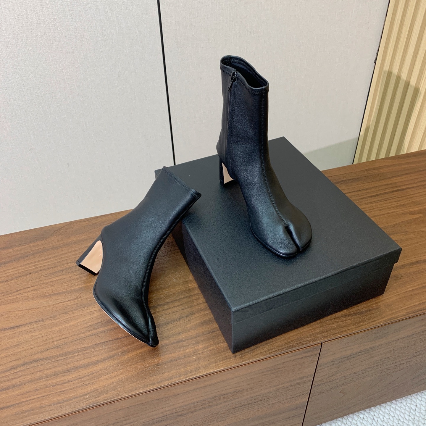 【Christen】早秋分趾短靴。自带清冷极简高级氛围感，个性分趾鞋型辨识度十足，利落短筒修饰脚踝轮廓，后跟搭扣锁合，后