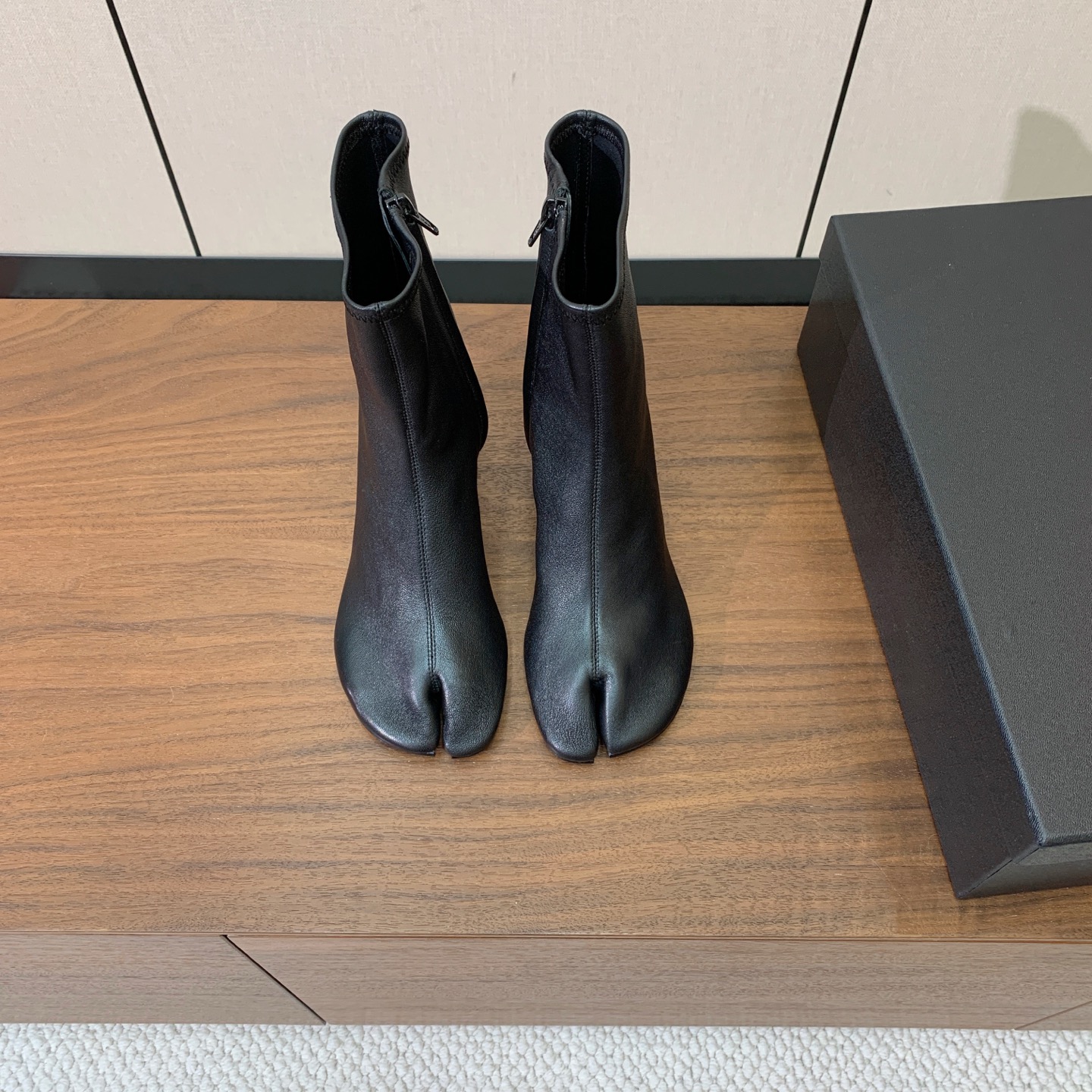 【Christen】早秋分趾短靴。自带清冷极简高级氛围感,个性分趾鞋型辨识度十足,利落短筒修饰脚踝轮廓,后跟搭扣锁合,后 【Christen】早秋分趾短靴。自带清冷极简高级氛围感,个性分趾鞋型辨识度十足,利落短筒修饰脚踝轮廓,后跟搭扣锁合,后