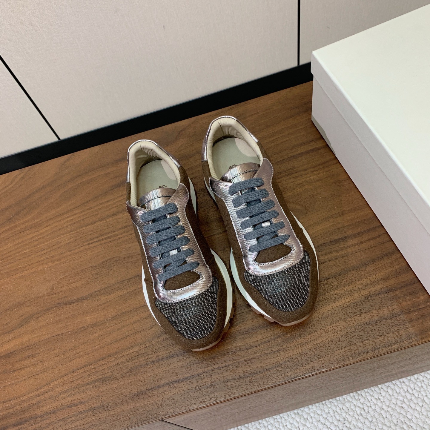 【Brunell* Cucinell*】休闲运动鞋。鞋面采用进口定制布料。纯手工串联珠链配饰！内里垫脚是高密斜纹棉布，原