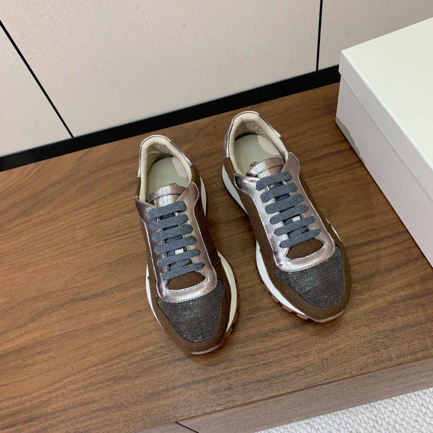【Brunell* Cucinell*】休闲运动鞋。鞋面采用进口定制布料。纯手工串联珠链配饰！内里垫脚是高密斜纹棉布，原