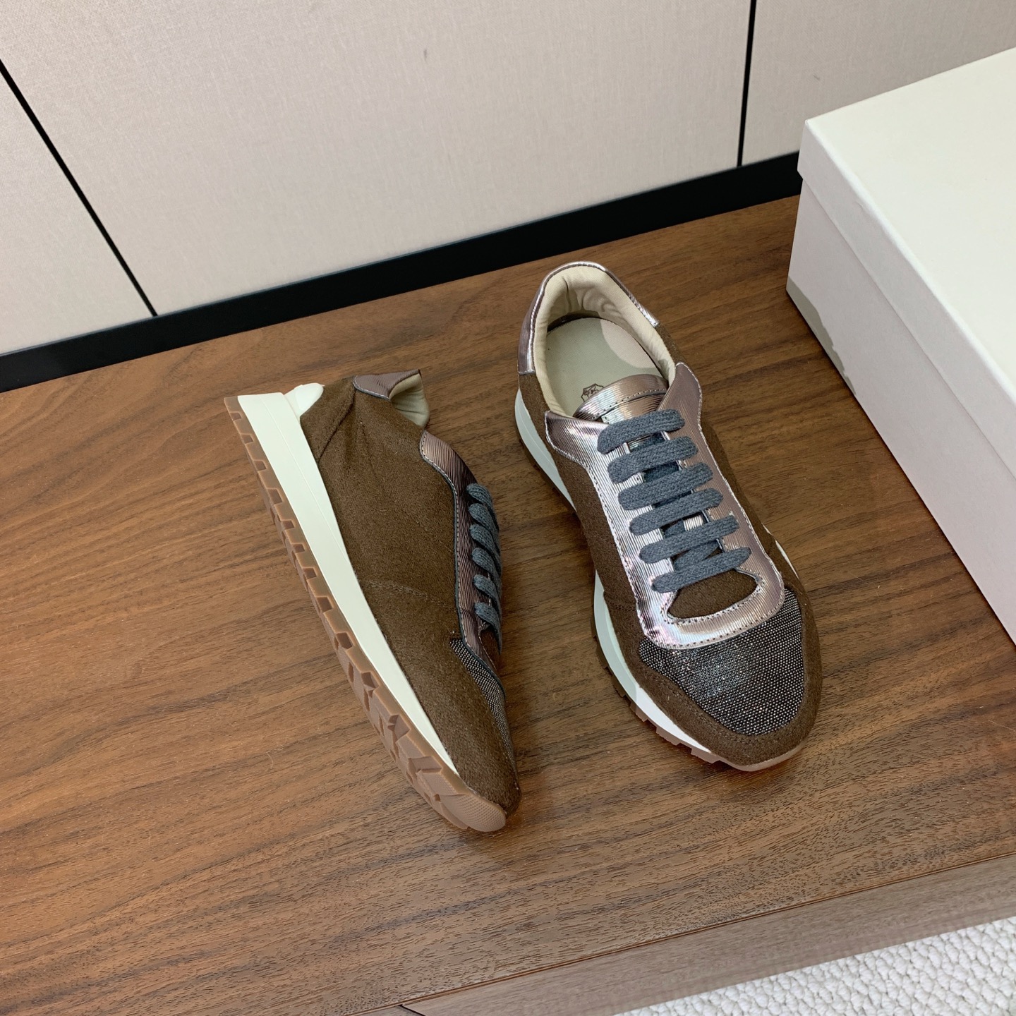 【Brunell* Cucinell*】休闲运动鞋。鞋面采用进口定制布料。纯手工串联珠链配饰！内里垫脚是高密斜纹棉布，原