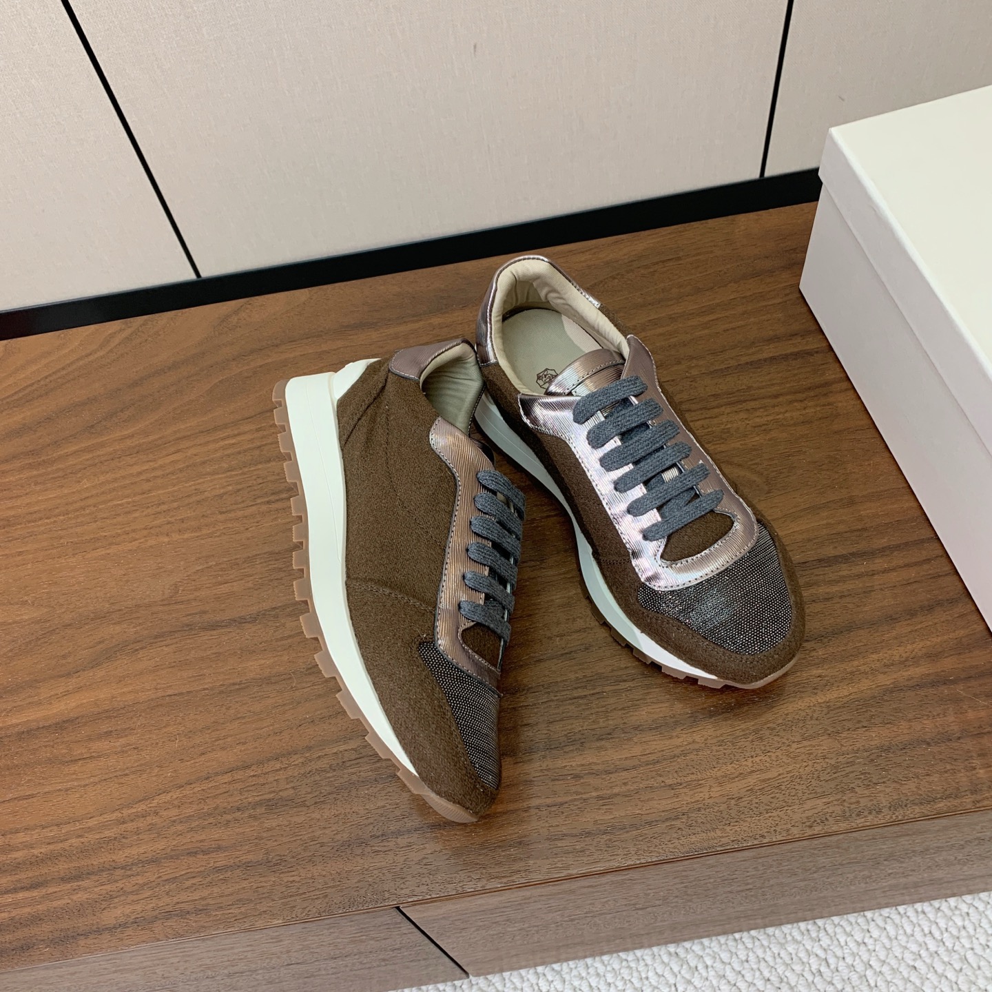 【Brunell* Cucinell*】休闲运动鞋。鞋面采用进口定制布料。纯手工串联珠链配饰！内里垫脚是高密斜纹棉布，原