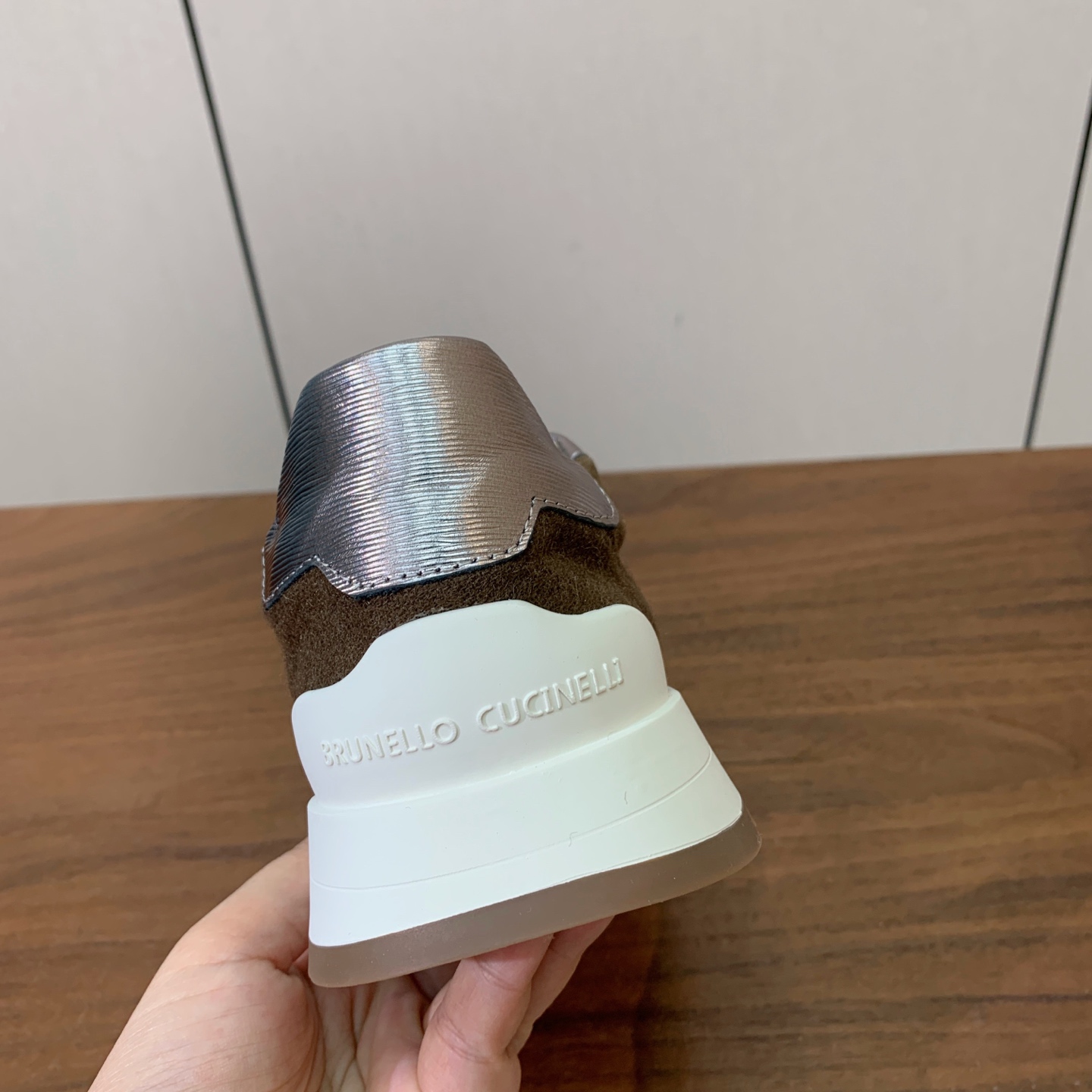 【Brunell* Cucinell*】休闲运动鞋。鞋面采用进口定制布料。纯手工串联珠链配饰！内里垫脚是高密斜纹棉布，原