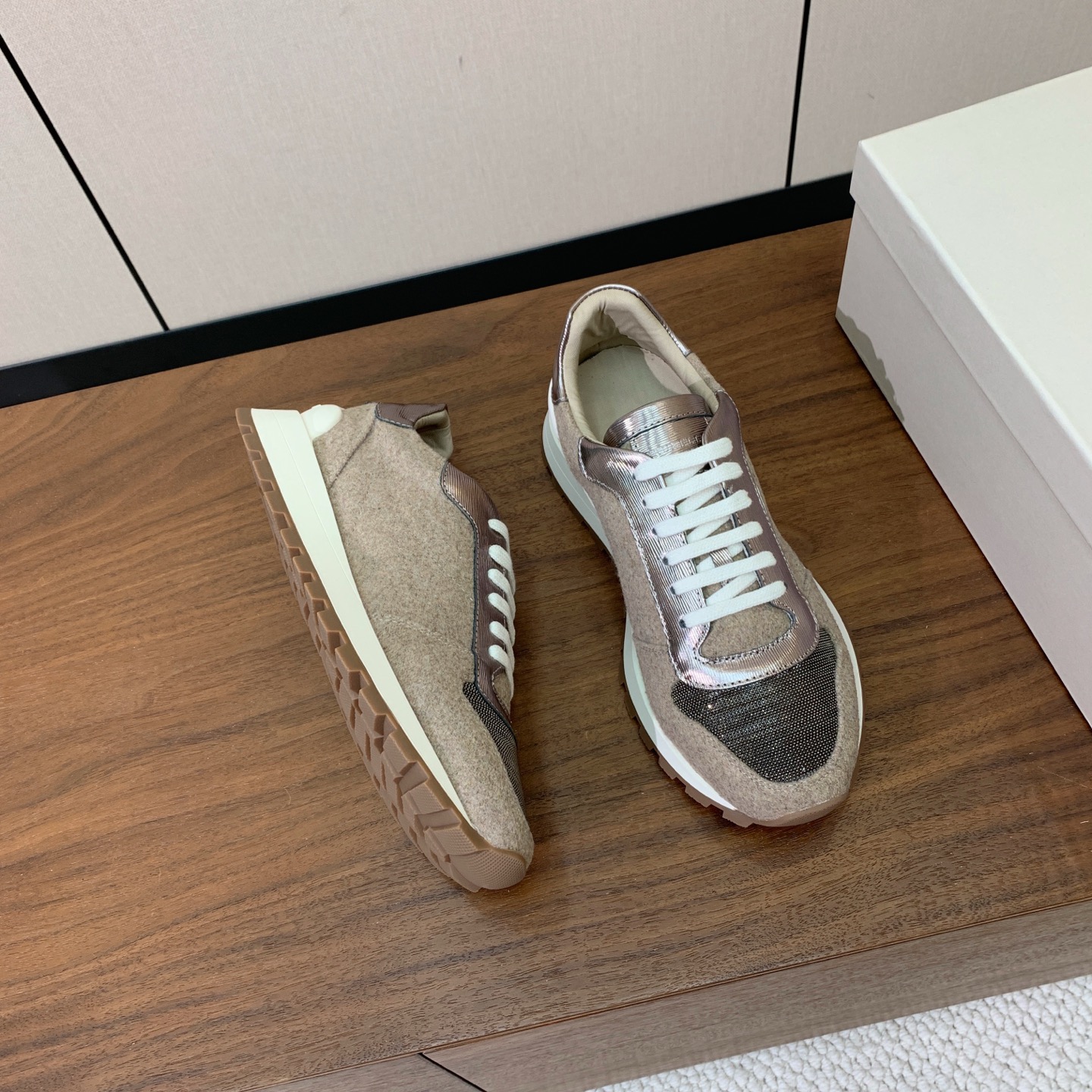 【Brunell* Cucinell*】休闲运动鞋。鞋面采用进口定制布料。纯手工串联珠链配饰！内里垫脚是高密斜纹棉布，原