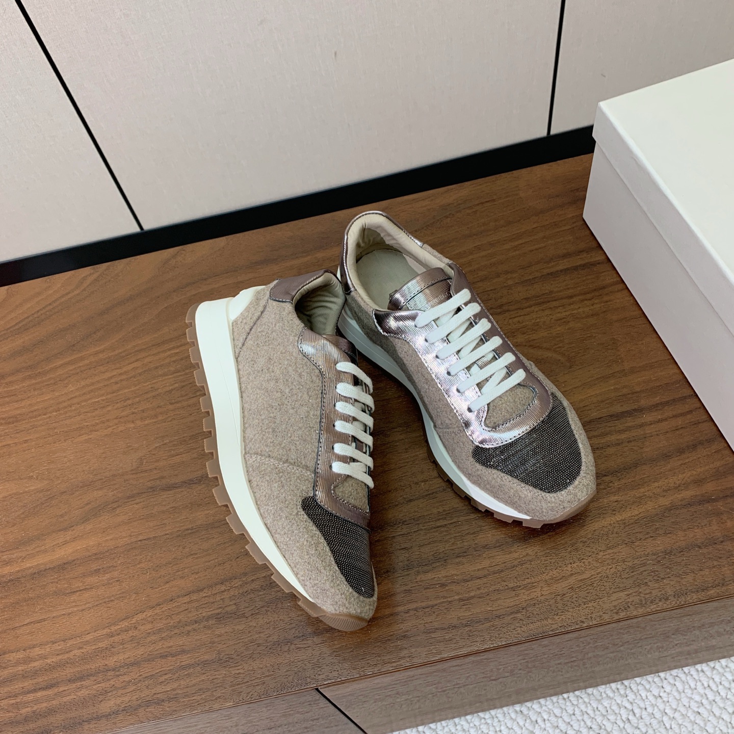 【Brunell* Cucinell*】休闲运动鞋。鞋面采用进口定制布料。纯手工串联珠链配饰！内里垫脚是高密斜纹棉布，原