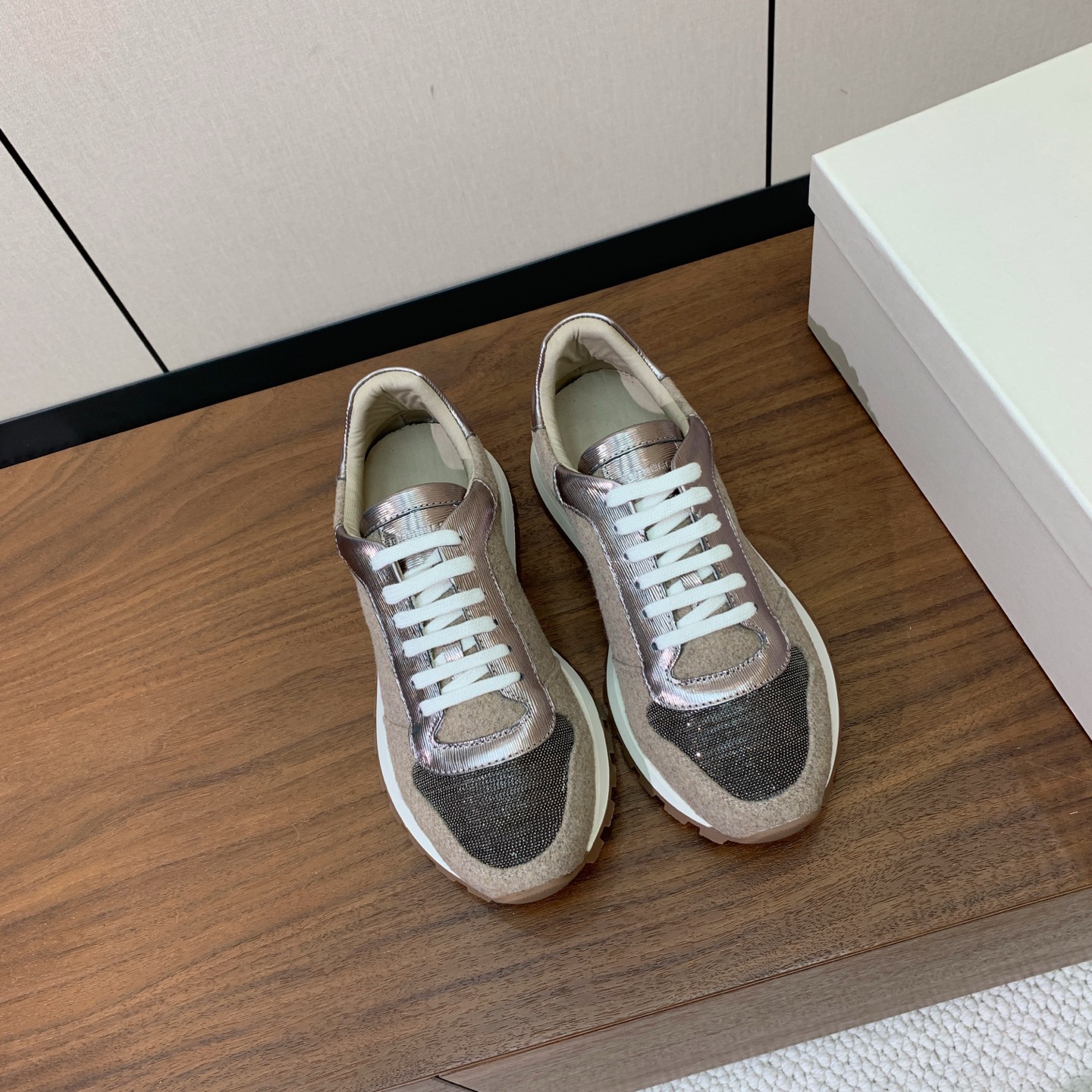 【Brunell* Cucinell*】休闲运动鞋。鞋面采用进口定制布料。纯手工串联珠链配饰！内里垫脚是高密斜纹棉布，原