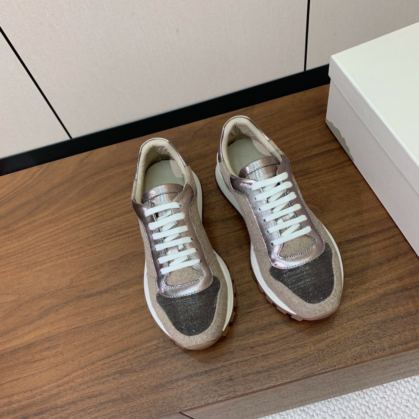 【Brunell* Cucinell*】休闲运动鞋。鞋面采用进口定制布料。纯手工串联珠链配饰！内里垫脚是高密斜纹棉布，原