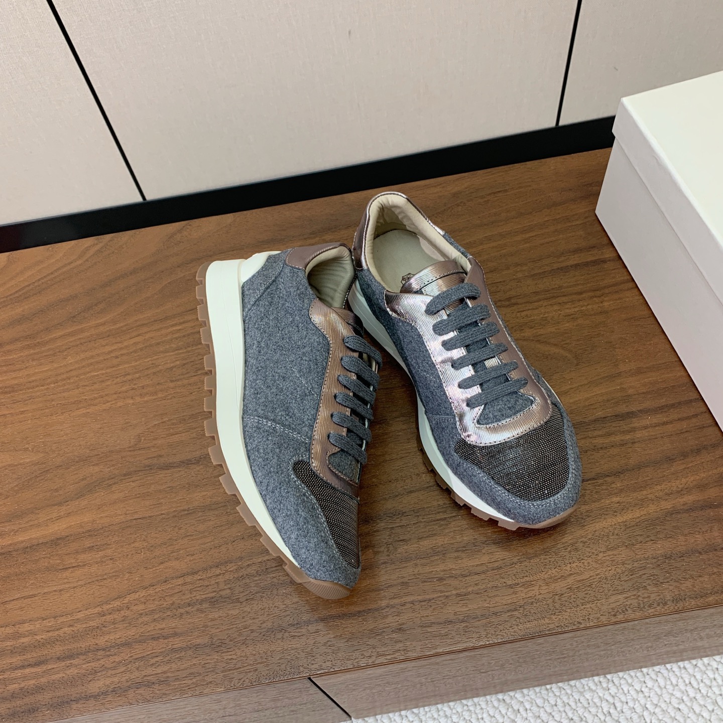 【Brunell* Cucinell*】休闲运动鞋。鞋面采用进口定制布料。纯手工串联珠链配饰！内里垫脚是高密斜纹棉布，原