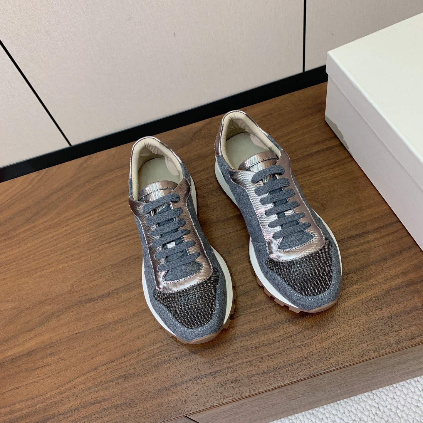 【Brunell* Cucinell*】休闲运动鞋。鞋面采用进口定制布料。纯手工串联珠链配饰！内里垫脚是高密斜纹棉布，原