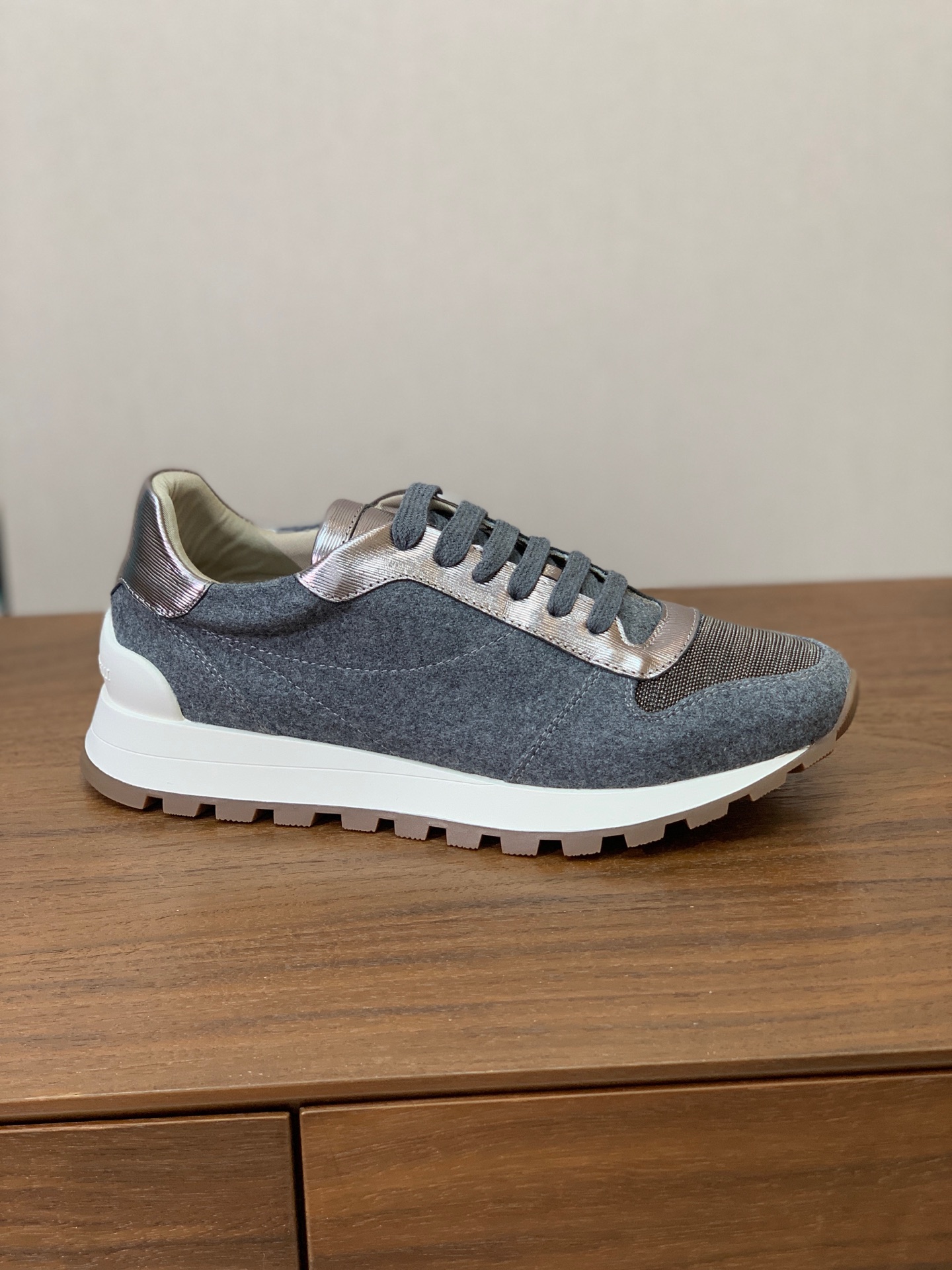 【Brunell* Cucinell*】休闲运动鞋。鞋面采用进口定制布料。纯手工串联珠链配饰！内里垫脚是高密斜纹棉布，原