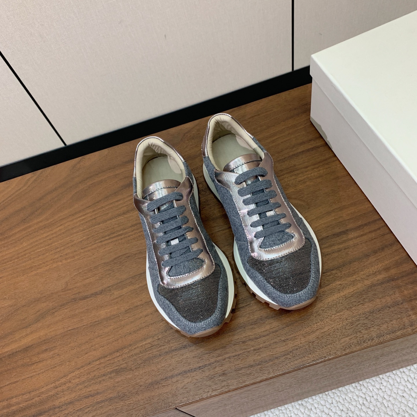 【Brunell* Cucinell*】休闲运动鞋。鞋面采用进口定制布料。纯手工串联珠链配饰！内里垫脚是高密斜纹棉布，原