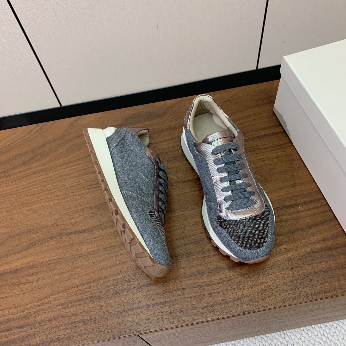 【Brunell* Cucinell*】休闲运动鞋。鞋面采用进口定制布料。纯手工串联珠链配饰！内里垫脚是高密斜纹棉布，原