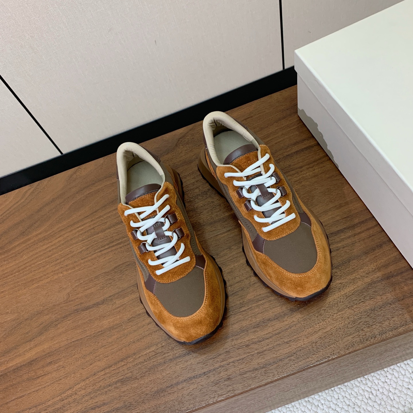 【Brunell* Cucinell*】新款休闲运动鞋。鞋面采用进口牛绒、牛皮➕纯手工串联珠链配饰！牛皮垫脚。原版开模大