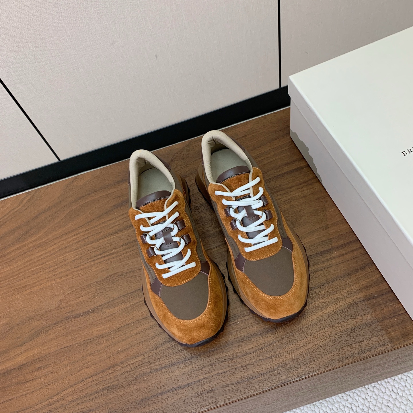 【Brunell* Cucinell*】新款休闲运动鞋。鞋面采用进口牛绒、牛皮➕纯手工串联珠链配饰！牛皮垫脚。原版开模大