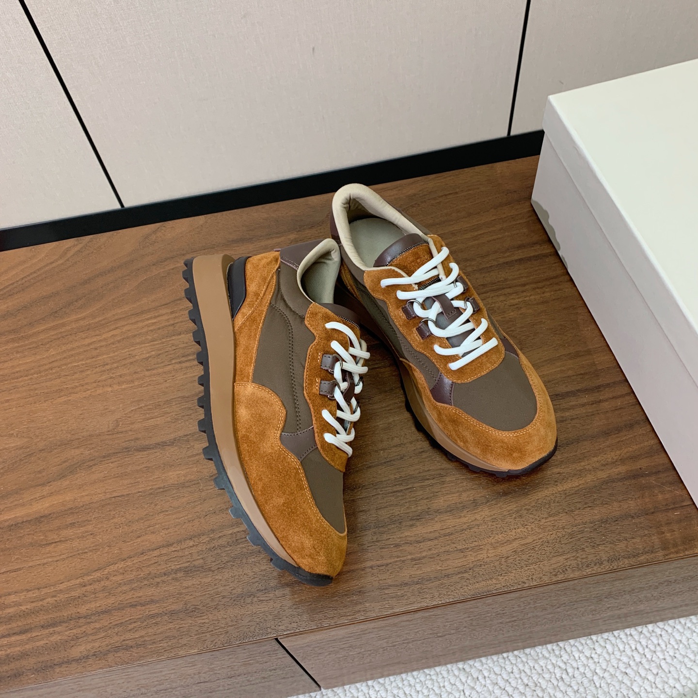 【Brunell* Cucinell*】新款休闲运动鞋。鞋面采用进口牛绒、牛皮➕纯手工串联珠链配饰！牛皮垫脚。原版开模大