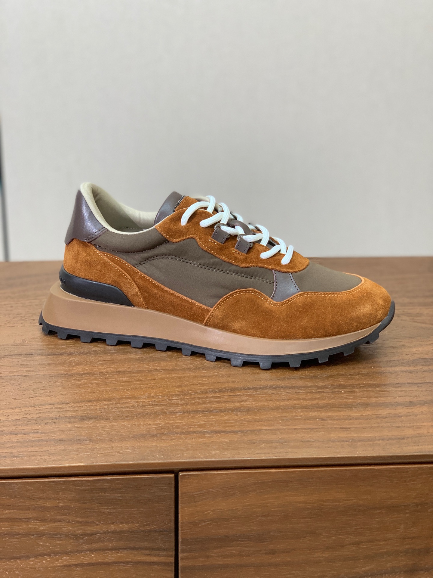 【Brunell* Cucinell*】新款休闲运动鞋。鞋面采用进口牛绒、牛皮➕纯手工串联珠链配饰！牛皮垫脚。原版开模大