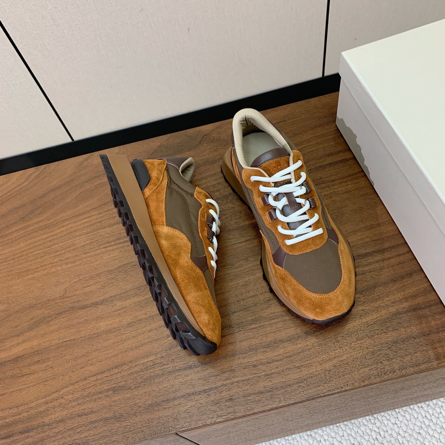 【Brunell* Cucinell*】新款休闲运动鞋。鞋面采用进口牛绒、牛皮➕纯手工串联珠链配饰！牛皮垫脚。原版开模大