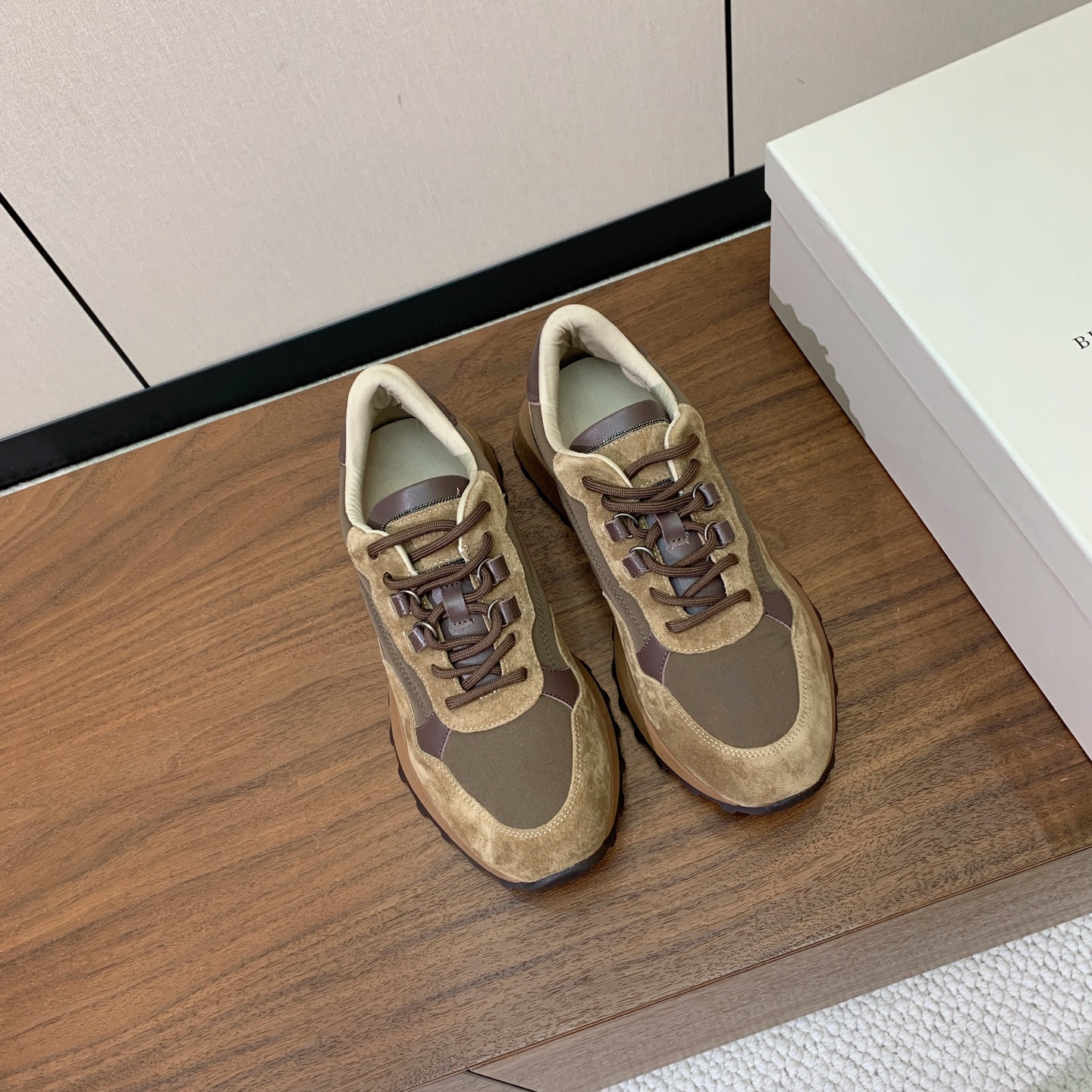 【Brunell* Cucinell*】新款休闲运动鞋。鞋面采用进口牛绒、牛皮➕纯手工串联珠链配饰！牛皮垫脚。原版开模大