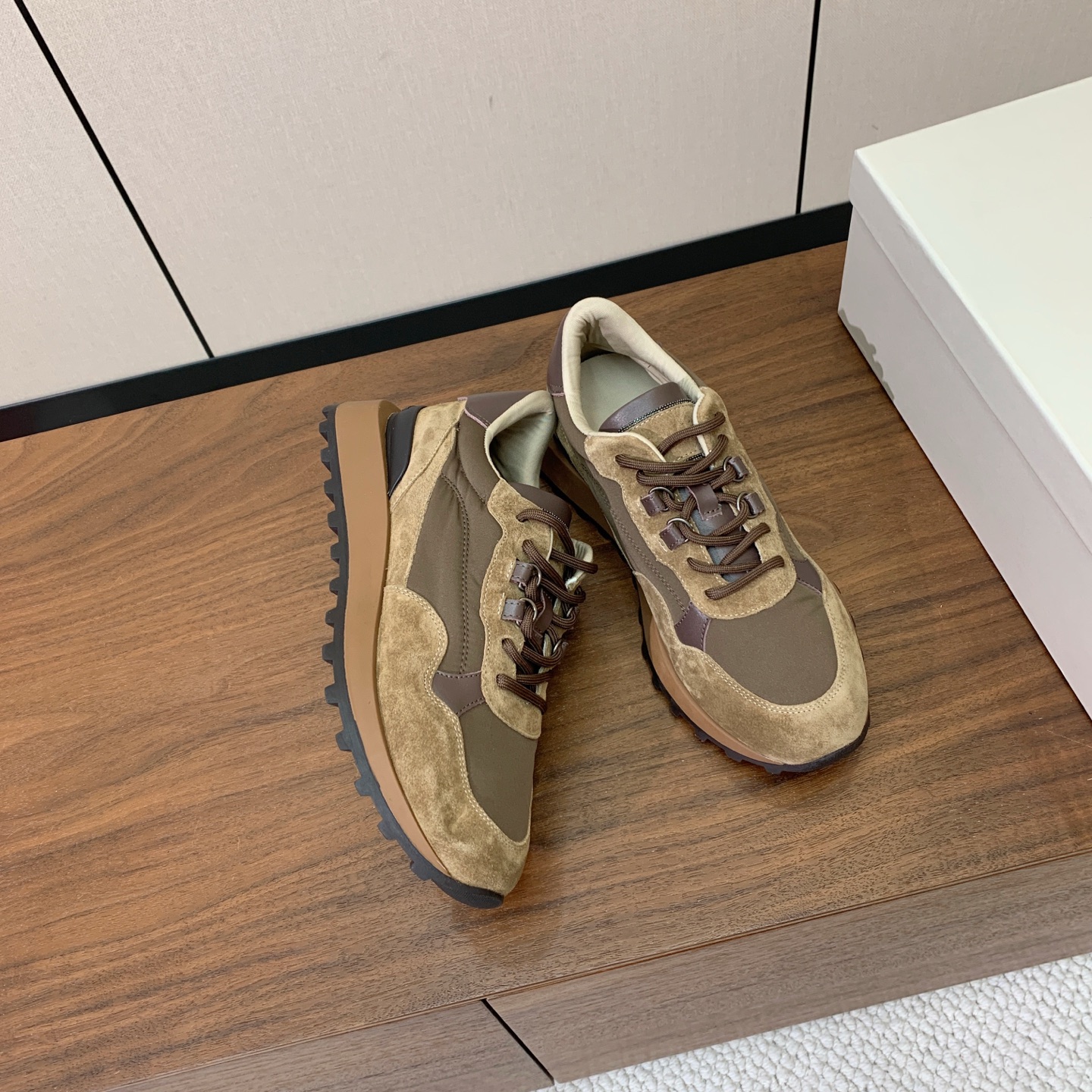 【Brunell* Cucinell*】新款休闲运动鞋。鞋面采用进口牛绒、牛皮➕纯手工串联珠链配饰！牛皮垫脚。原版开模大