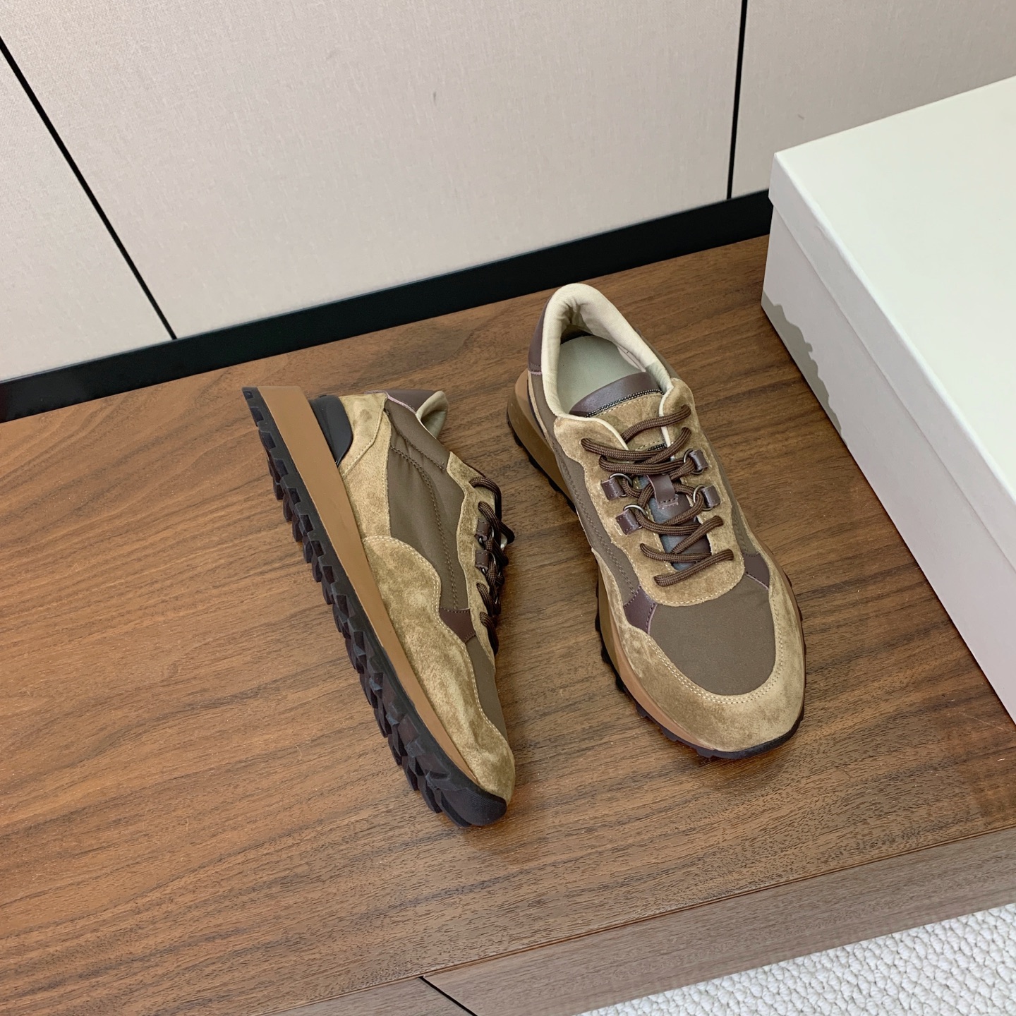 【Brunell* Cucinell*】新款休闲运动鞋。鞋面采用进口牛绒、牛皮➕纯手工串联珠链配饰！牛皮垫脚。原版开模大