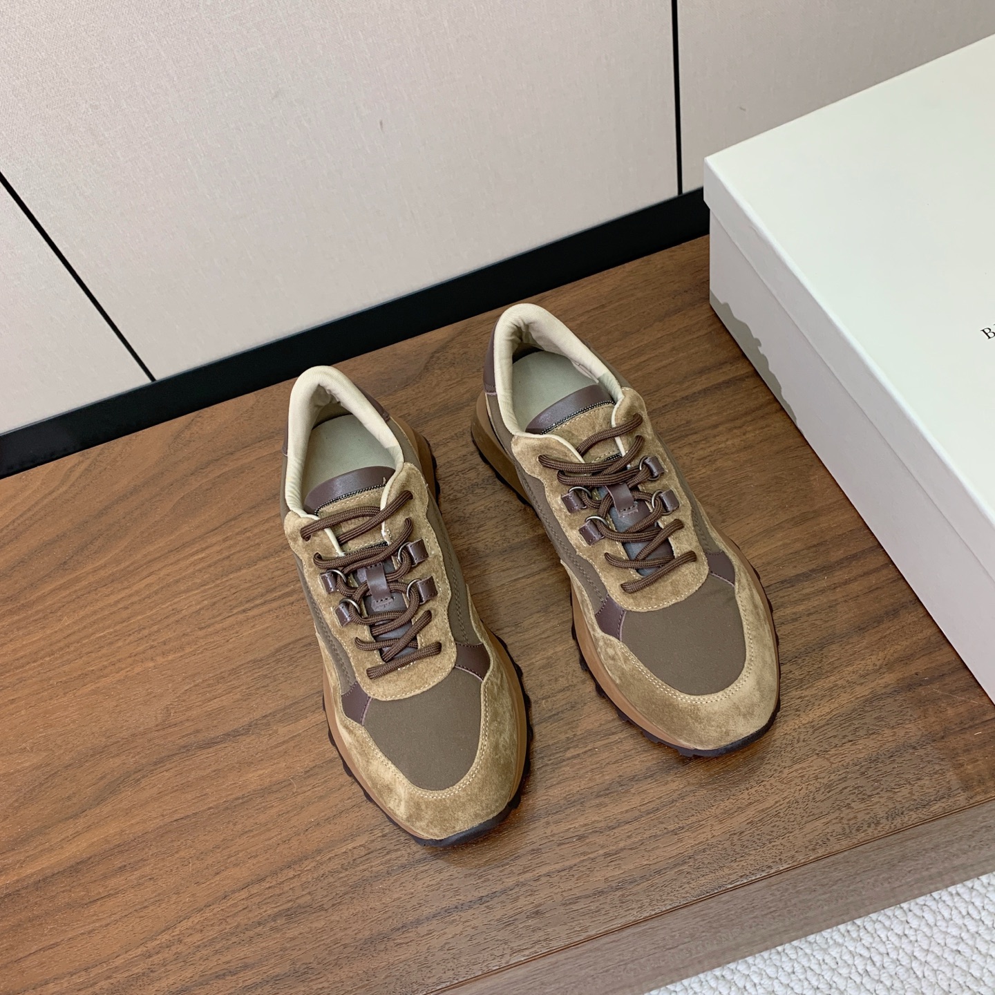 【Brunell* Cucinell*】新款休闲运动鞋。鞋面采用进口牛绒、牛皮➕纯手工串联珠链配饰！牛皮垫脚。原版开模大
